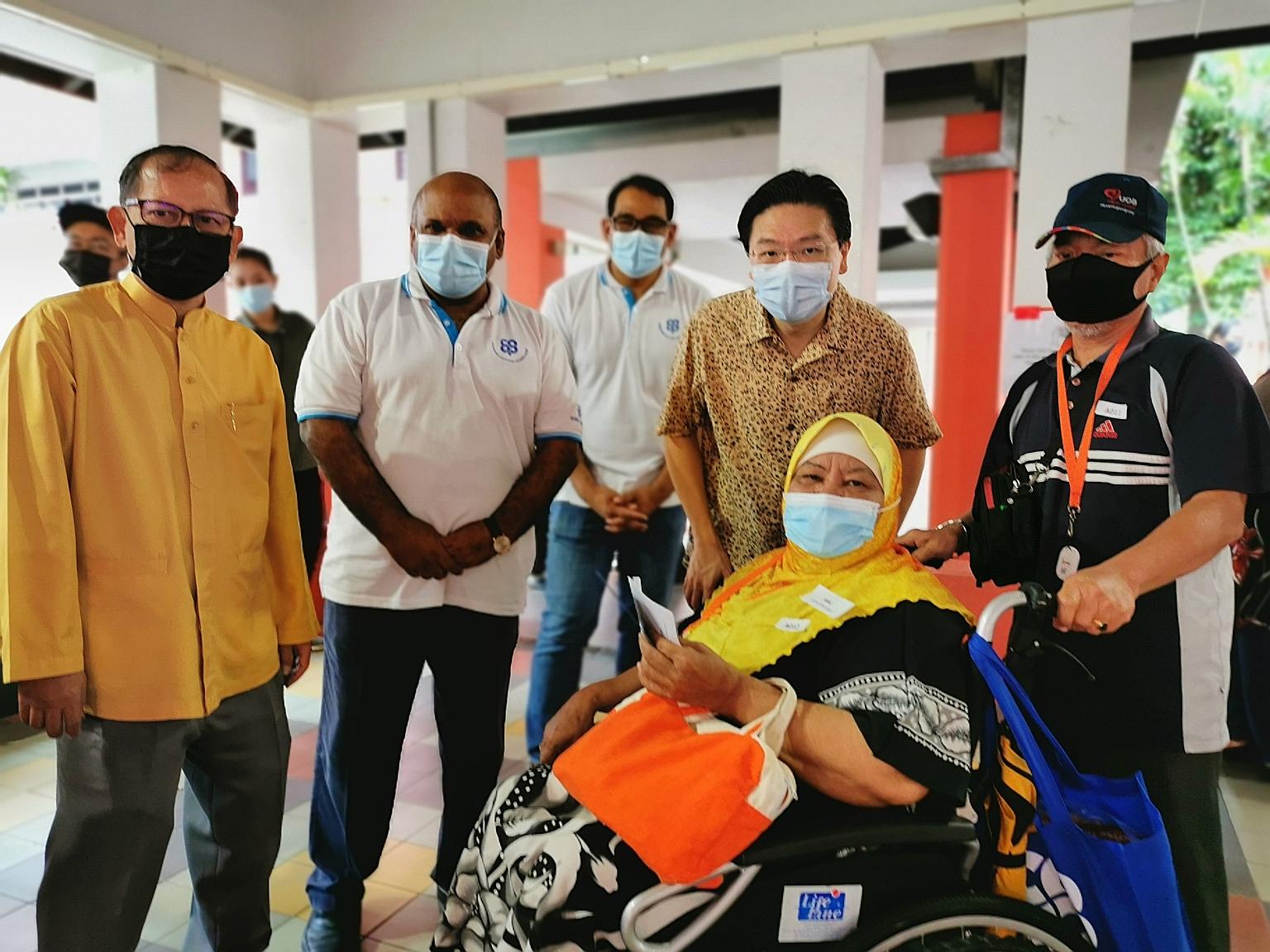 Outgoing Education Minister Lawrence Wong (second from right) gave out food hampers and green packets yesterday to residents in Marsiling-Yew Tee GRC, where he serves as MP and adviser. This was part of a two-day event that started yesterday to help 