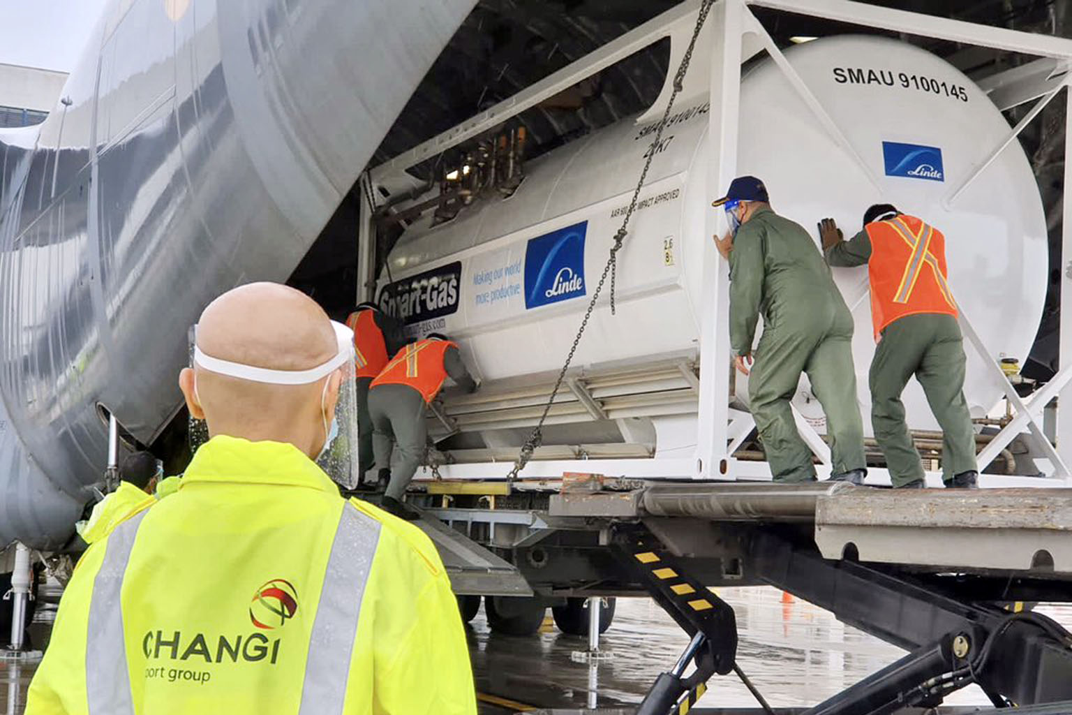 The Indian Air Force picking up cryogenic oxygen containers in Singapore. PHOTO: SGININDIA/ TWITTER