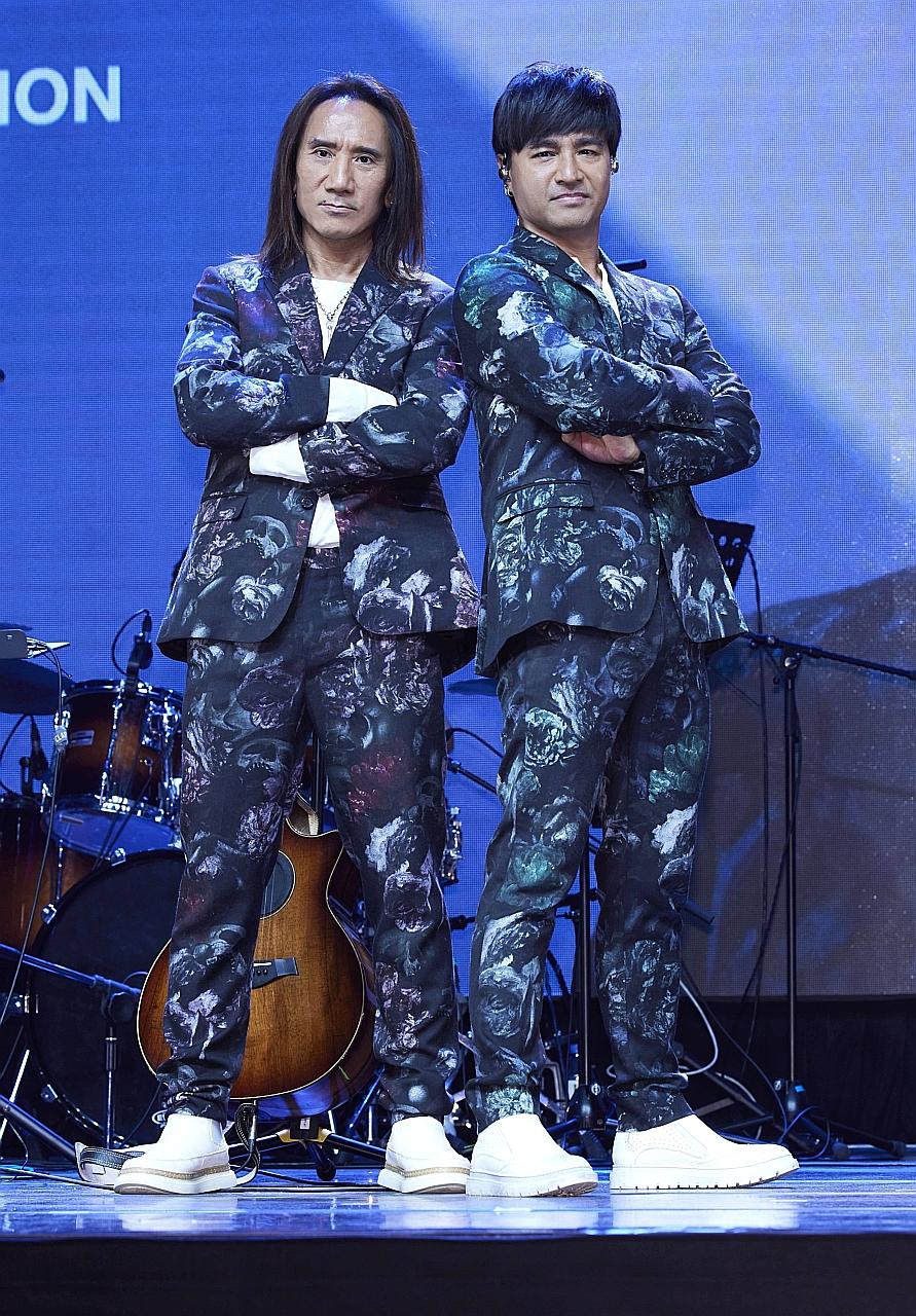 Yen Chih-lin (left) and Yu Chiu-hsin (right) of Power Station at a press conference last Thursday to promote their new album, Because Of Love.