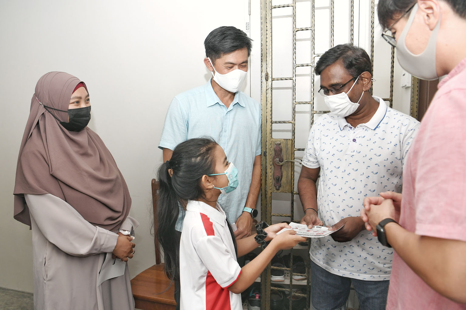 Dengue ambassador Mirrah Masturah with her mum Tuty Raudah, Minister of State for Sustainability and the Environment Desmond Tan (centre) and Holland-Bukit Timah GRC MP Edward Chia visiting the home of Mr Shanmugam Yogna Pranja yesterday.