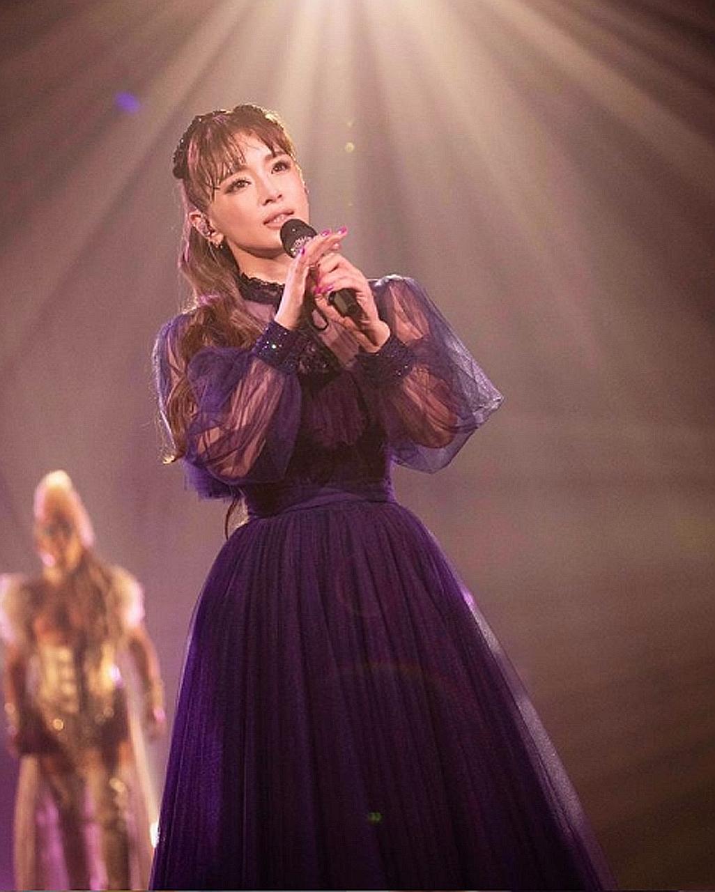 Although singer Ayumi Hamasaki announced on her website the birth of her second child, she did not reveal the baby's gender and the father's identity.