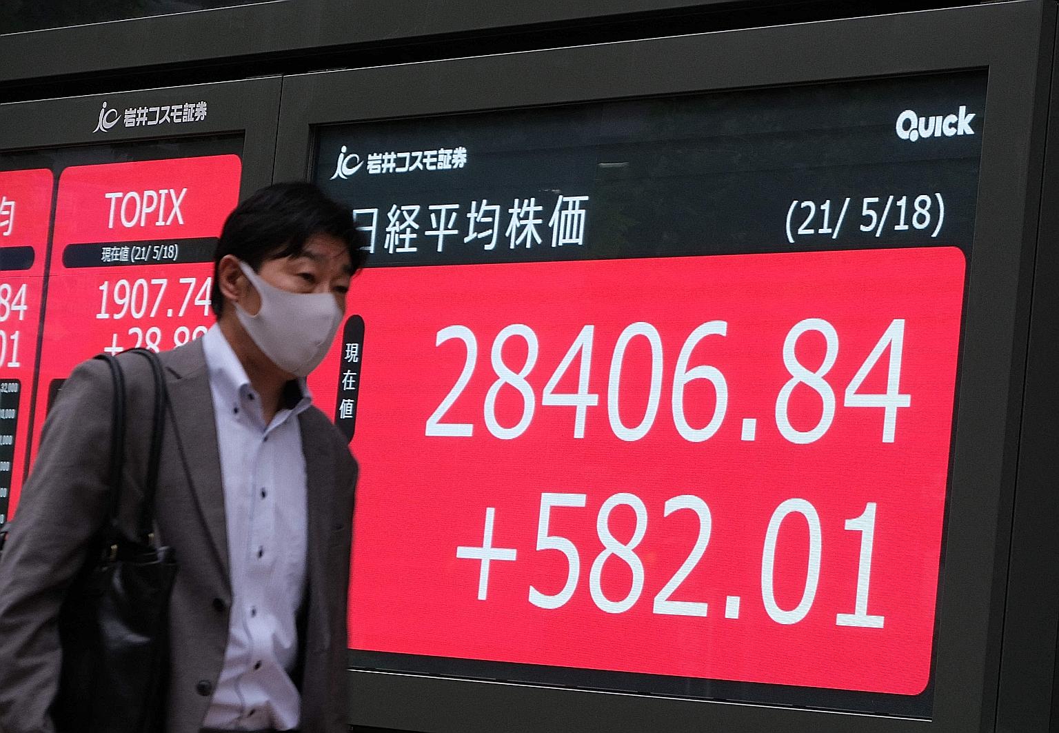The Tokyo Stock Exchange, which currently ends trading at 3pm local time, is considering expanding hours for cash equities into the afternoon or evening, the Nikkei newspaper reported on Monday. PHOTO: AGENCE FRANCE-PRESSE