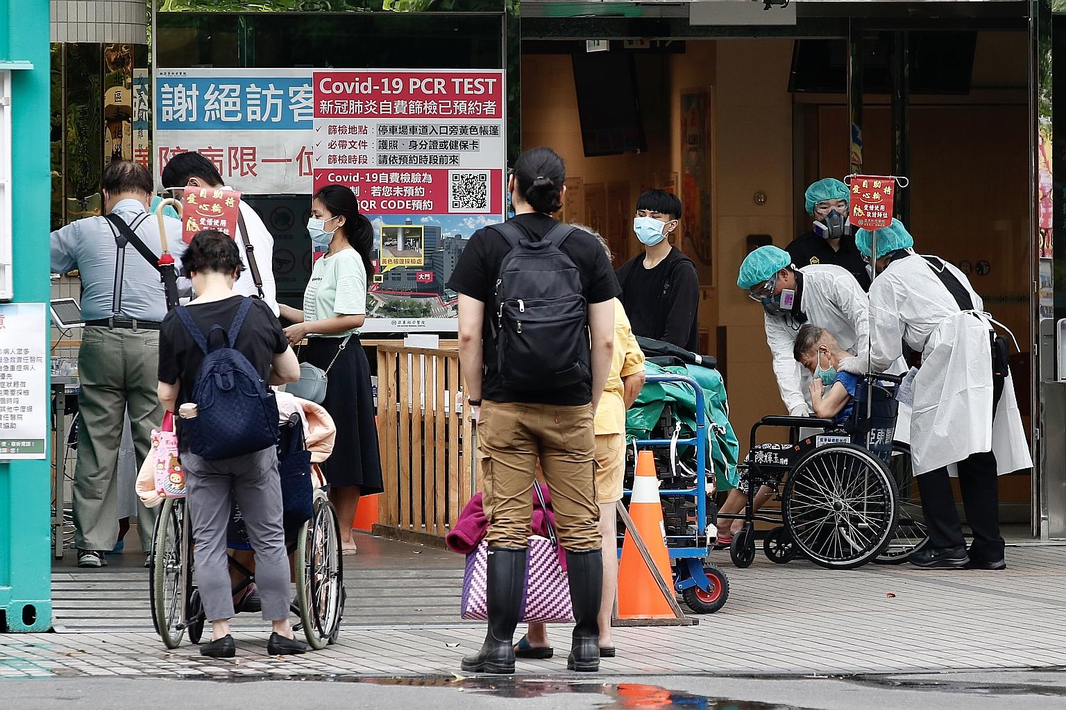 People waiting for their Covid-19 tests at Far Eastern hospital in New Taipei City yesterday. PHOTO: EPA-EFE