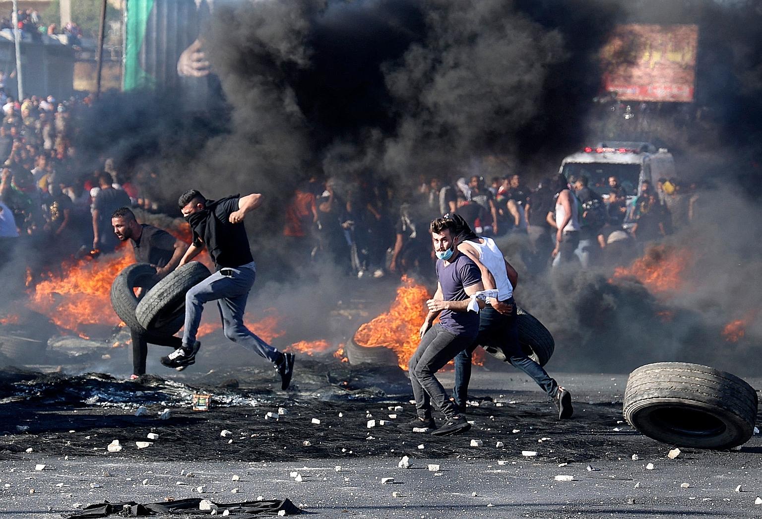 Palestinian protesters confronting Israeli troops at Hawara checkpoint in the occupied West Bank on Tuesday. The UN Security Council has failed to adopt a simple declaration on the conflict, with the United States, a staunch Israel ally, having rejec