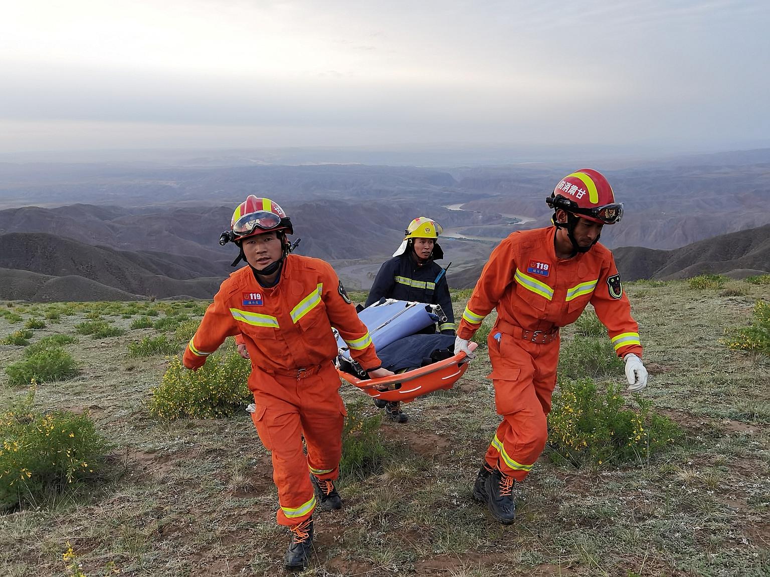 Rescue workers at the scene of the tragedy on Saturday, where extreme cold weather killed 21 participants of a 100km ultramarathon in Baiyin, Gansu province. A massive rescue effort was initiated with over 1,200 rescuers dispatched, assisted by therm