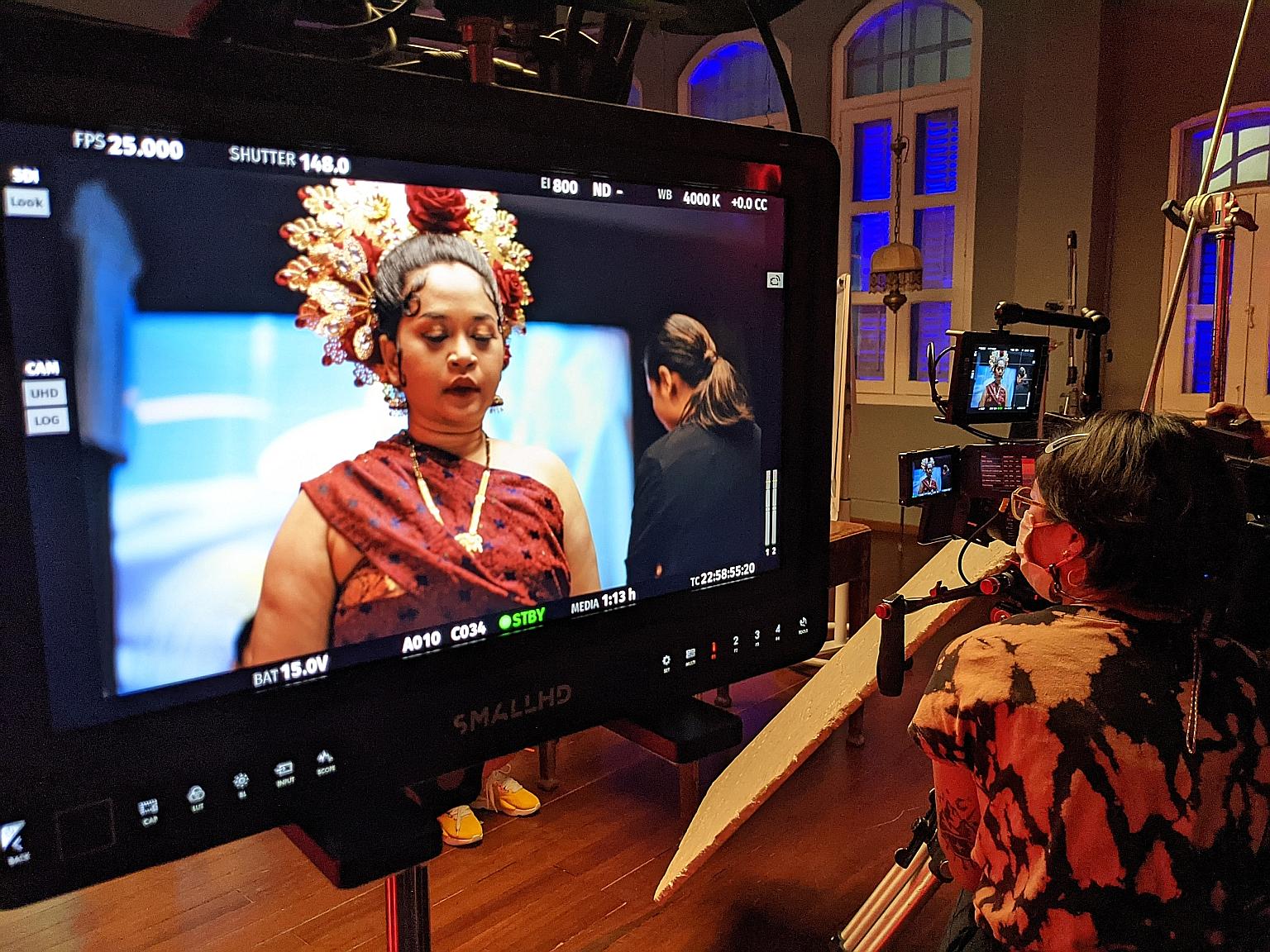 In The Bride Always Knocks Twice - Killer Secrets, viewers watch a digital theatre production and explore a crime scene virtually. The camera offers an additional element of close-ups with the characters (left).