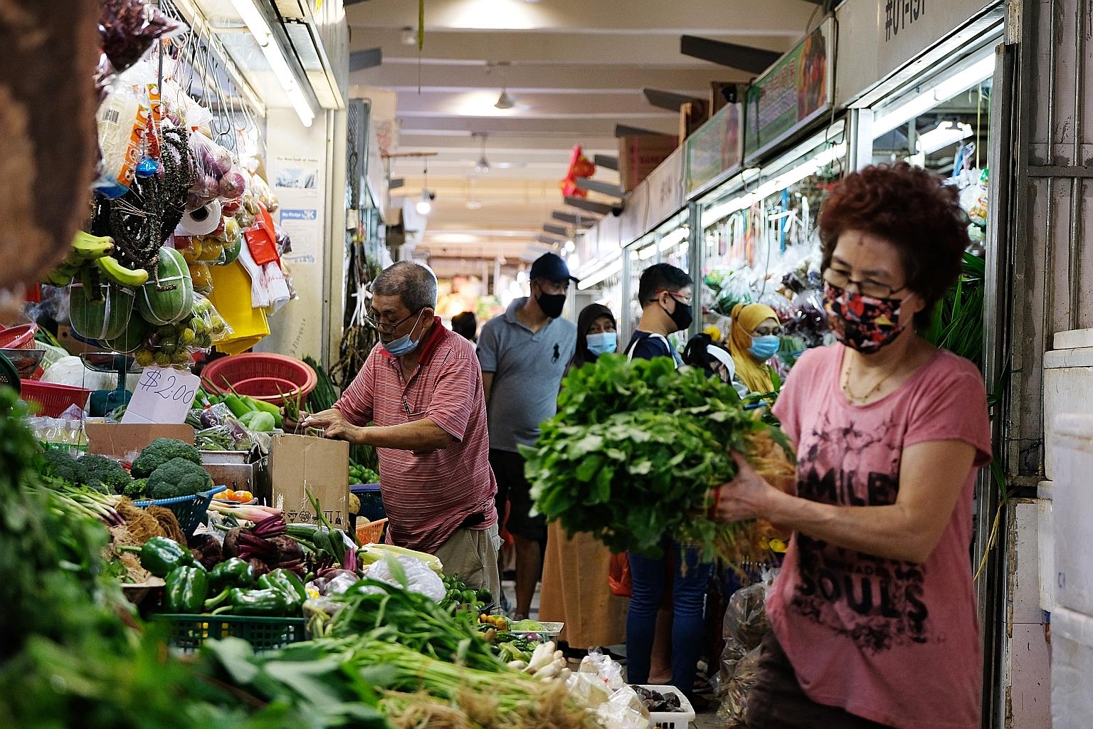 While wet market prices of some vegetables have gone up, both FairPrice and Sheng Siong say their prices have not been affected. PHOTO: LIANHE ZAOBAO