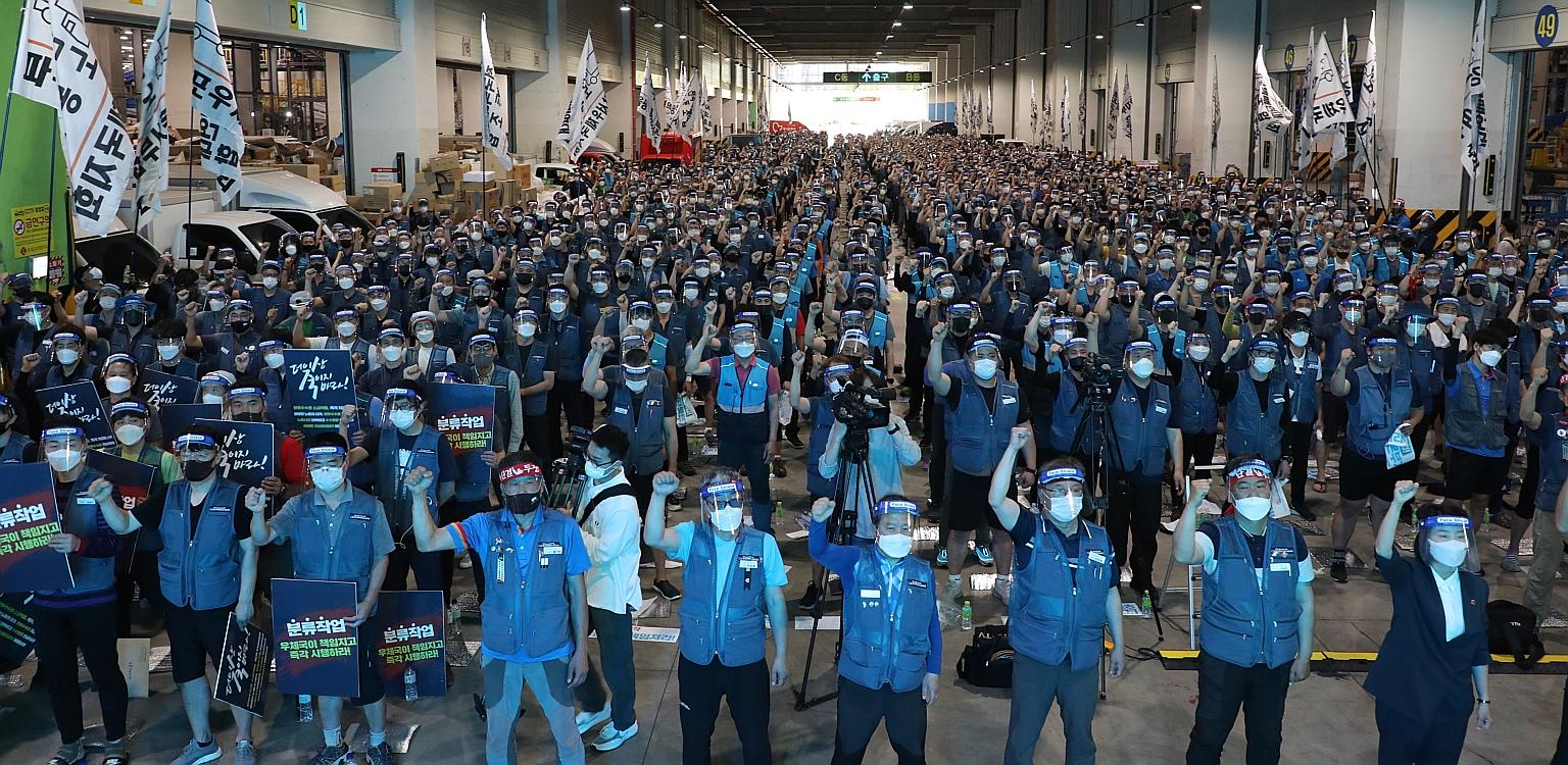 Unionised deliverymen rallying at a logistics centre in Seoul last Wednesday, as negotiations for better working conditions broke down. Firms like CJ Logistics and Lotte Global Logistics had promised in January to implement measures to ease the burde