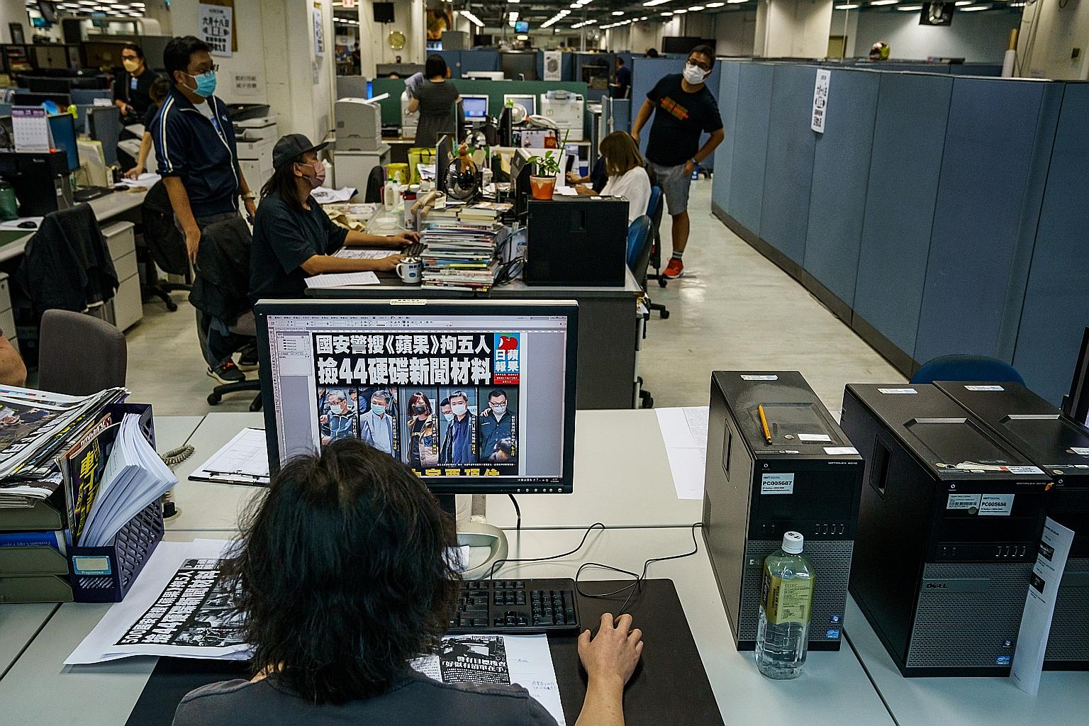Apple Daily's newsroom on Thursday. Hong Kong police descended on the tabloid's Tseung Kwan O office that day, prompting journalists in the city to decry the move as a blow to press freedom. PHOTO: BLOOMBERG