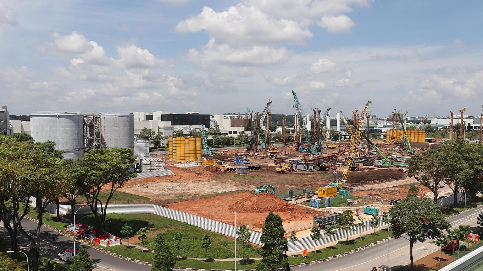 Semiconductor manufacturer GlobalFoundries is building a new manufacturing plant at the company's campus in Woodlands. The fully automated plant is expected to start production in January 2023 and reach full capacity by early 2024. It will add about 