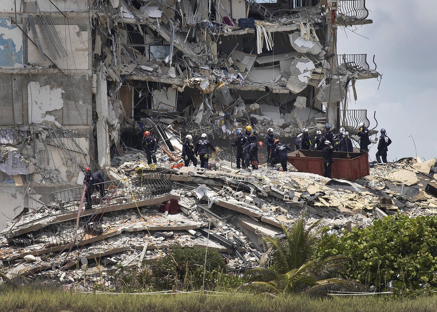 Rescuers looking for survivors on Saturday at the site of the Champlain Towers South condominium collapse in Surfside, Florida. An engineer found evidence of major structural damage at the building in 2018.