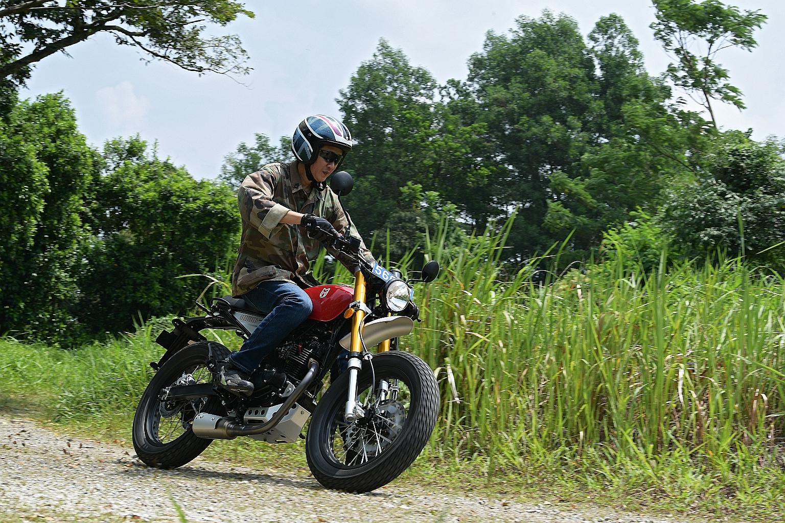 The Mutt Razorback 125 has a narrow girth, thanks to a slim 11-litre fuel tank.