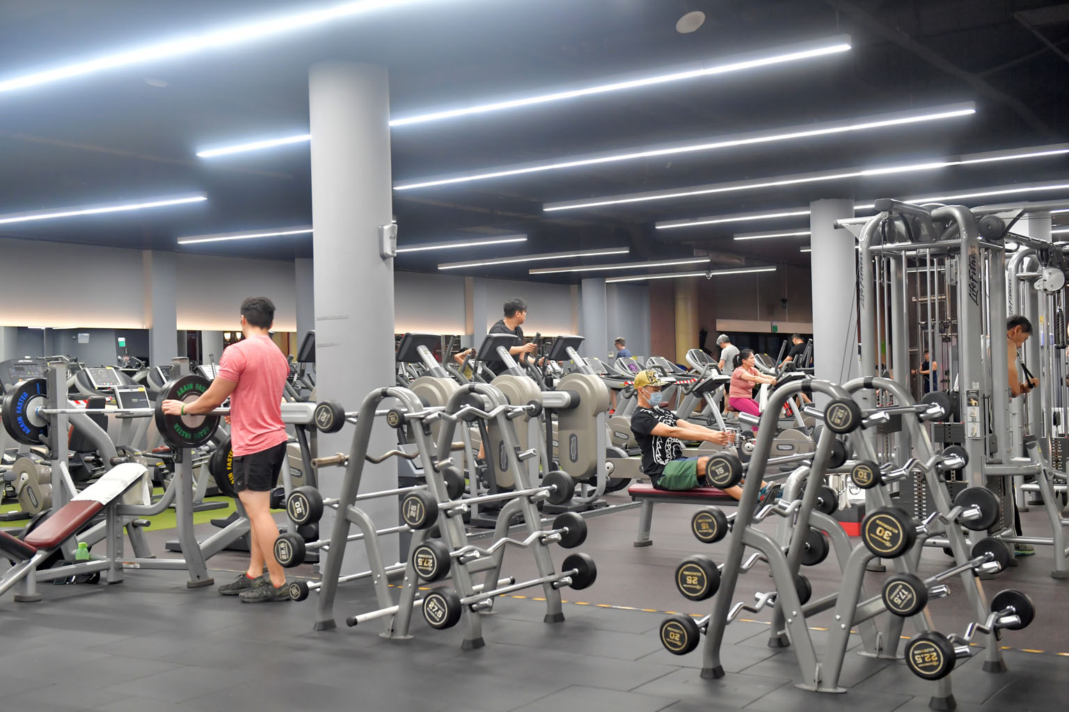 From Monday until Aug 8, group sizes for high-intensity, mask-off activities in a gym or fitness studio will be reduced to two in a class of no more than 30, including the instructor, without the need for testing or vaccination. ST PHOTO: ALPHONSUS C