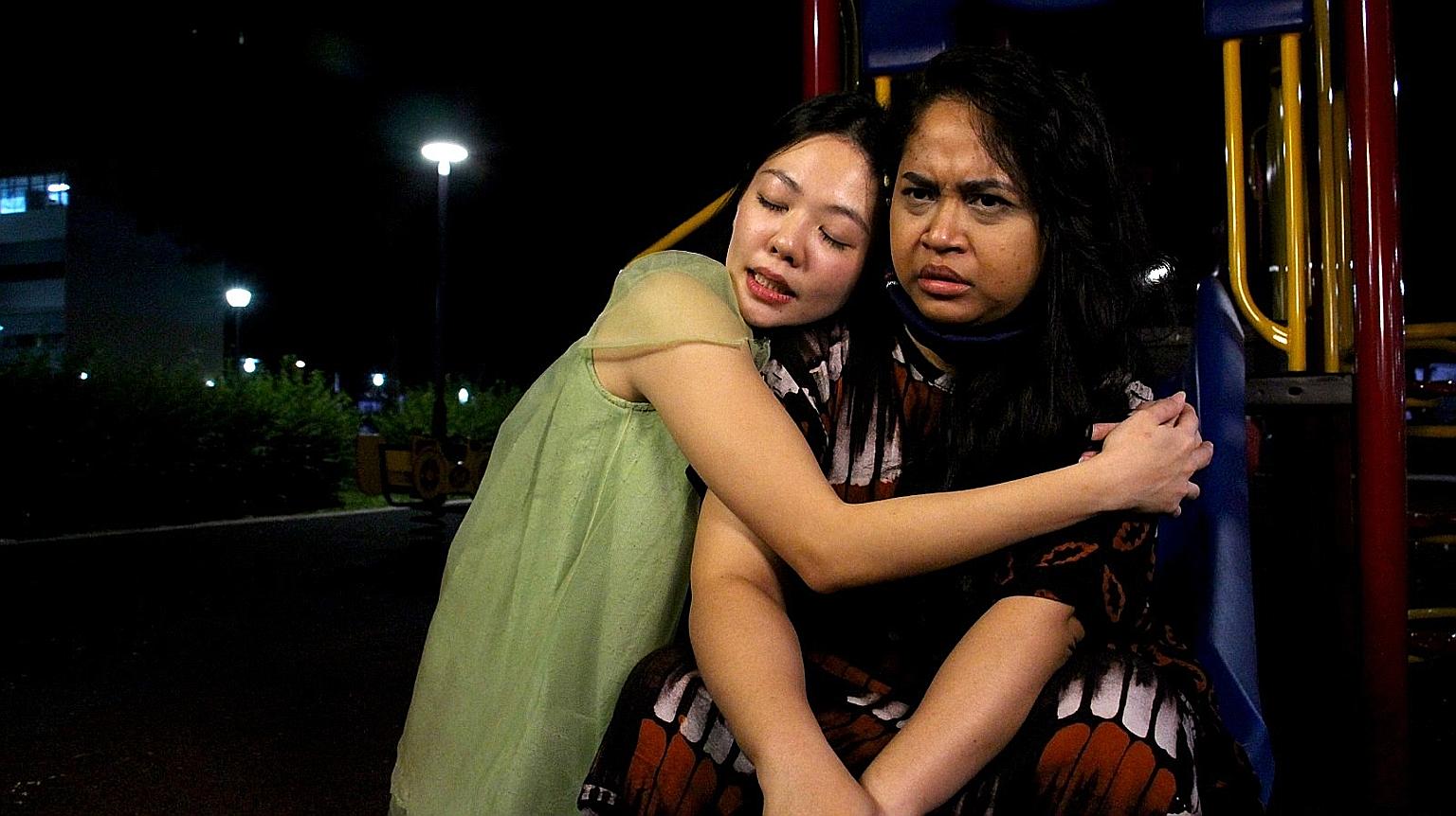 Chanel Ariel Chan (left) and Suhaili Safari (right) in (un)becoming.
