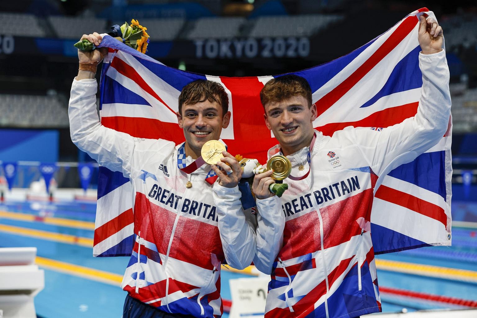 Olympics Britain S Tom Daley Matty Lee Win Men S Synchronised 10m Platform Diving Gold The