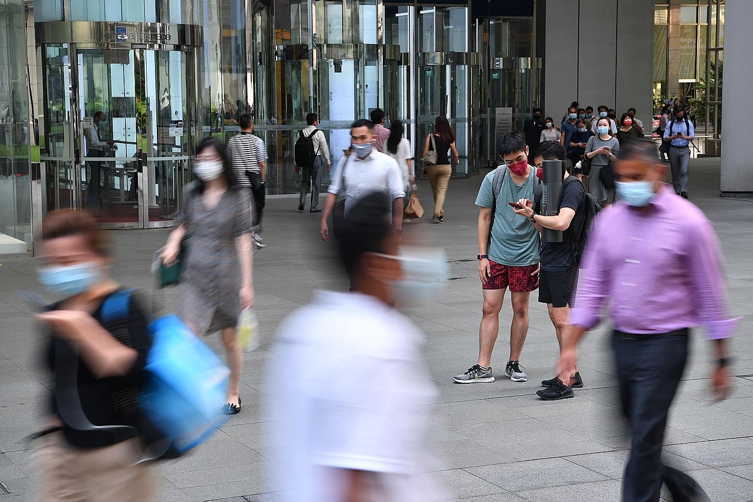 Total employment, excluding migrant domestic workers, fell by 15,700 in the second quarter of this year, according to a report of preliminary estimates by the Manpower Ministry. This is after total employment recorded its first increase in the previo