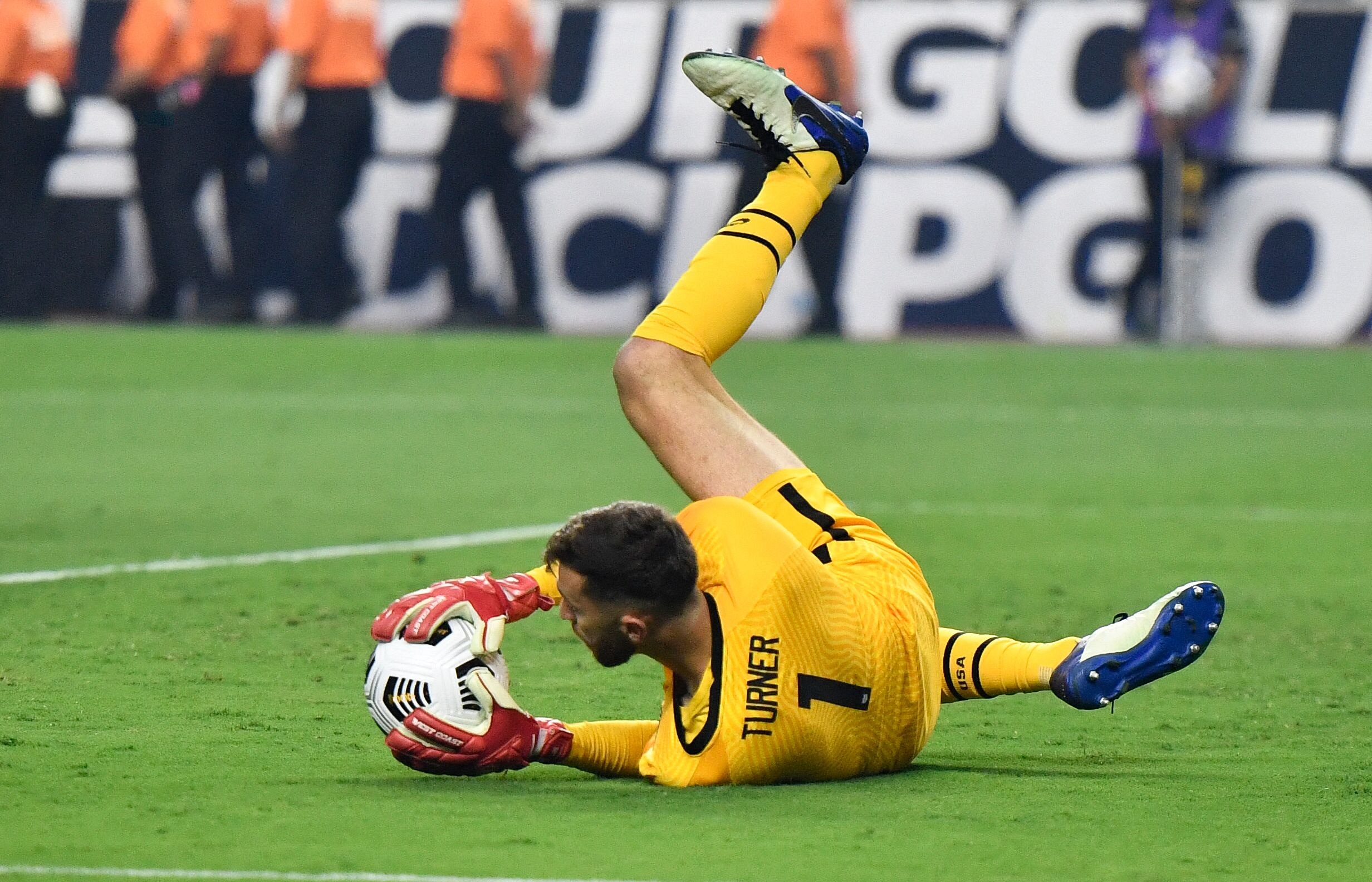 U.S. men stun Mexico 1-0 in Gold Cup final