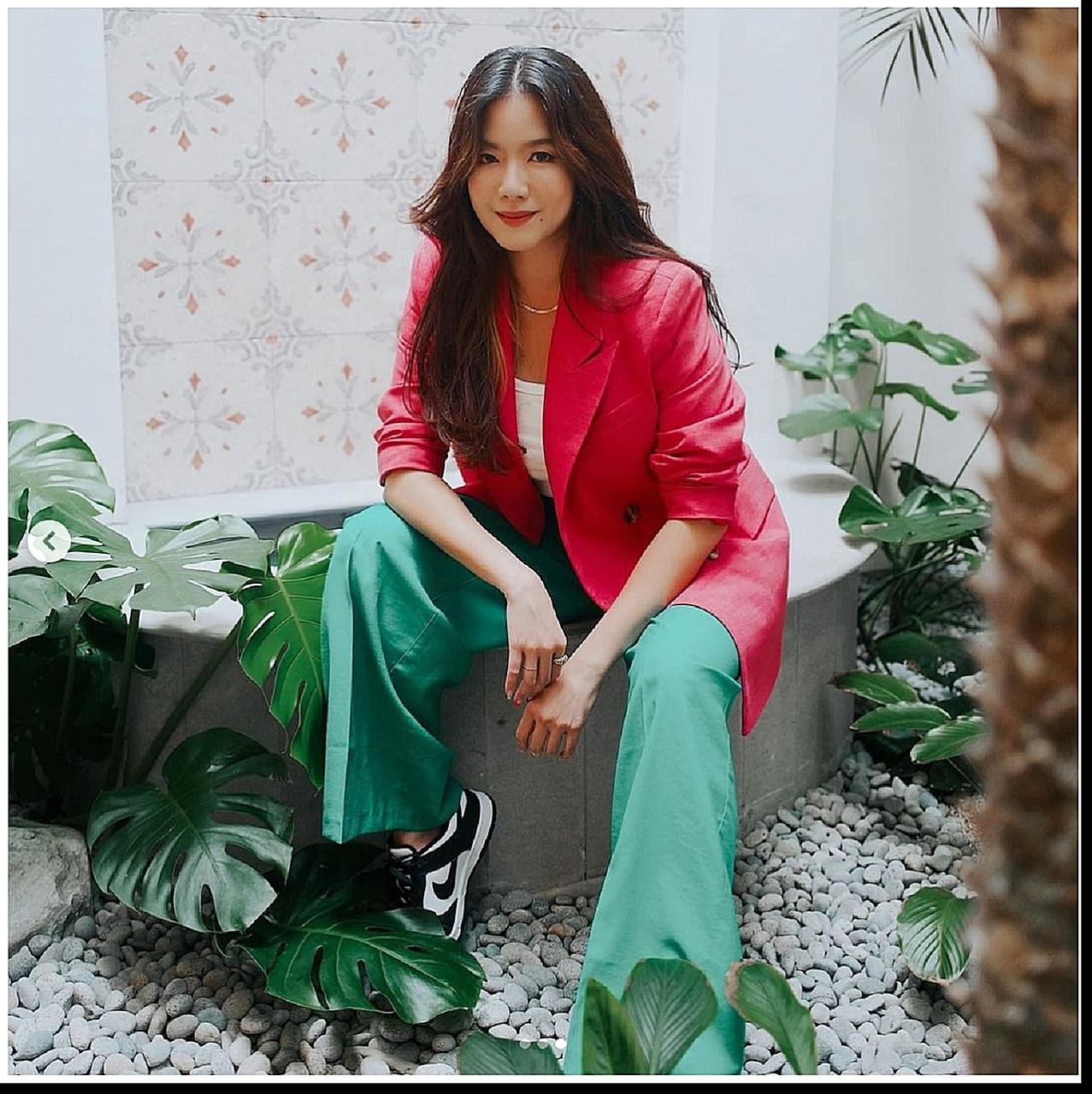 Rui En joined Artiste Networks after making her debut in a Singtel ad in 2001.