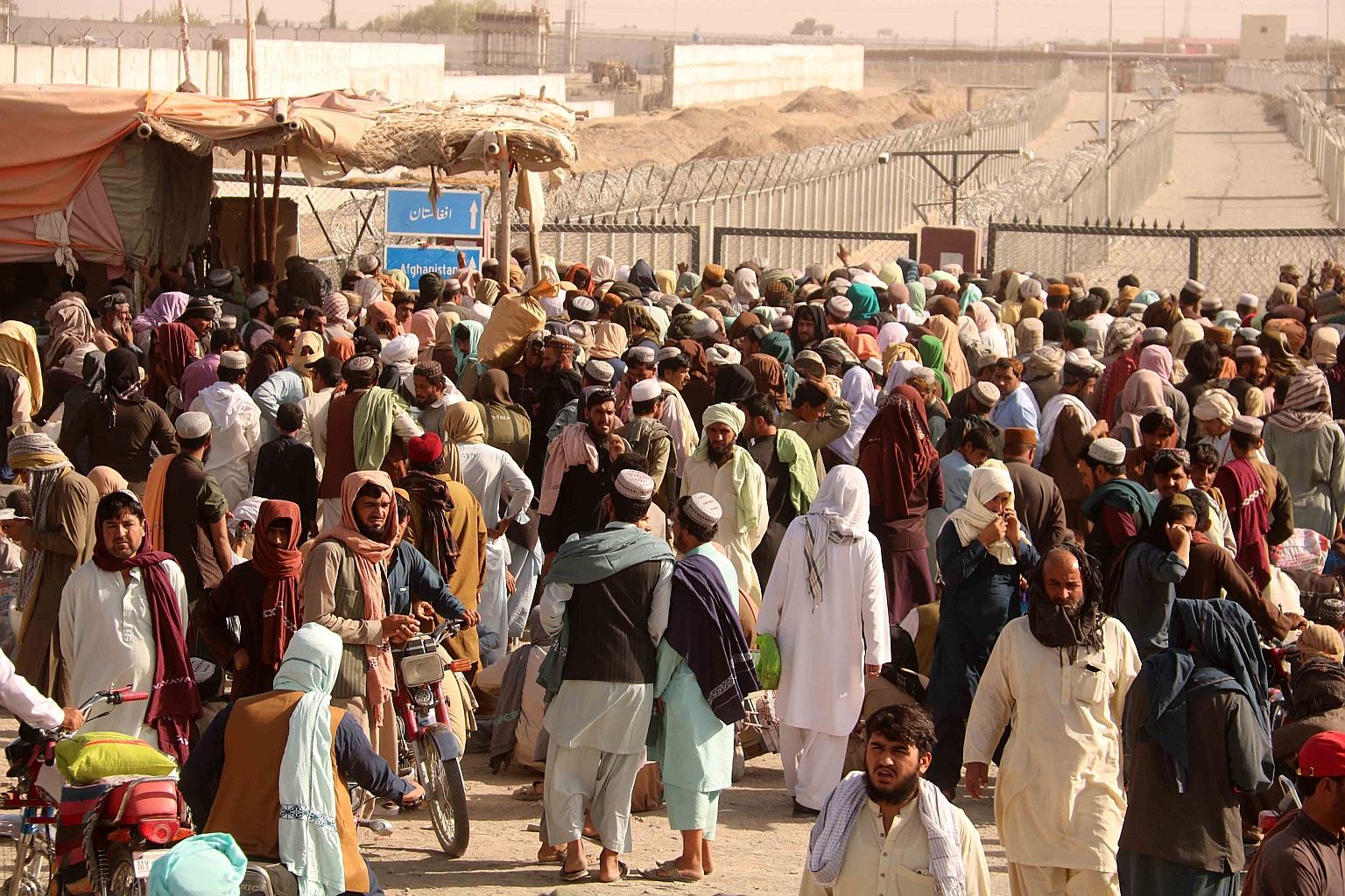 People stranded at the Pakistani-Afghan border yesterday after it was closed by the Taleban, which has taken over control of the Afghan side of the border at Chaman, Pakistan. PHOTO: EPA-EFE
