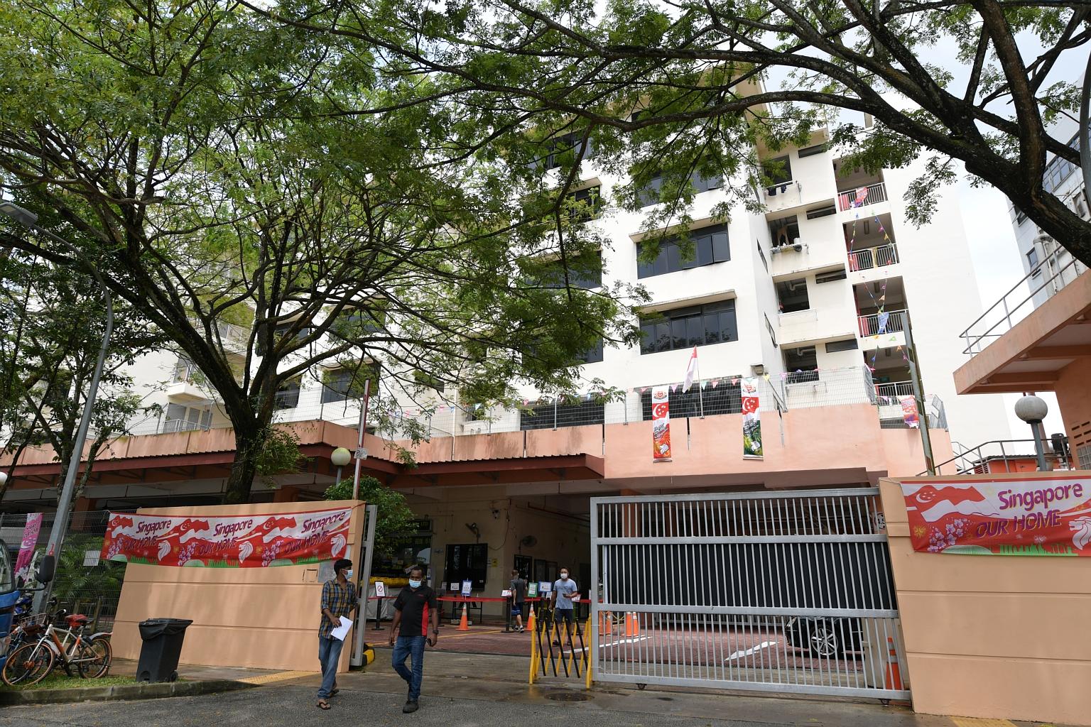 Westlite Accommodation, the operator of Westlite Juniper dormitory, said that the dorm housed 1,408 residents last month. After the detection of this cluster, about 500 residents were moved in batches to government quarantine facilities.