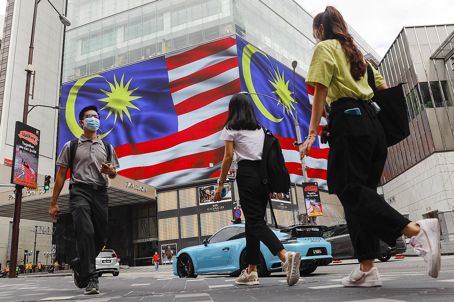 Malaysia's Public Service Department said the vaccination mandate was meant to provide confidence to the general public and was also in line with the aim of restoring government services to optimum capacity ahead of the economy's reopening. PHOTO: EP