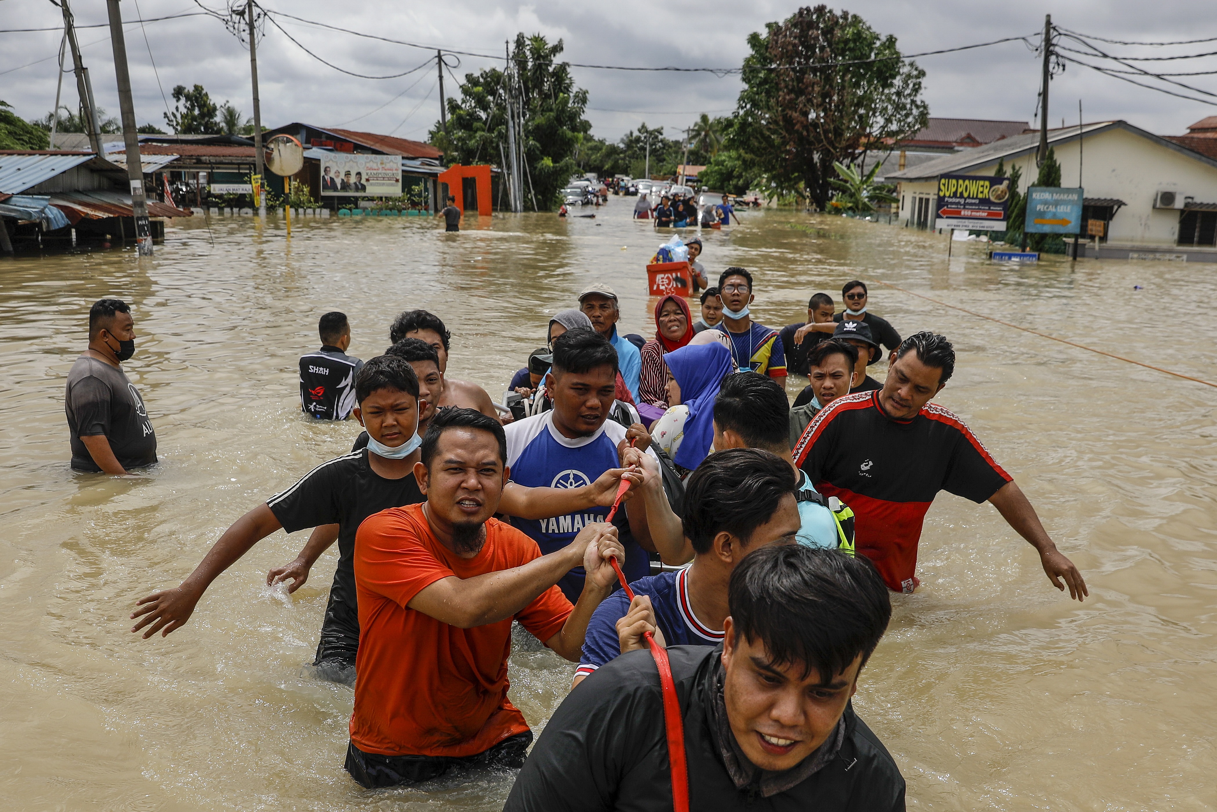 Peninsular Malaysia Hit By '1-in-100-year' Rainfall, Govt Says Amid ...