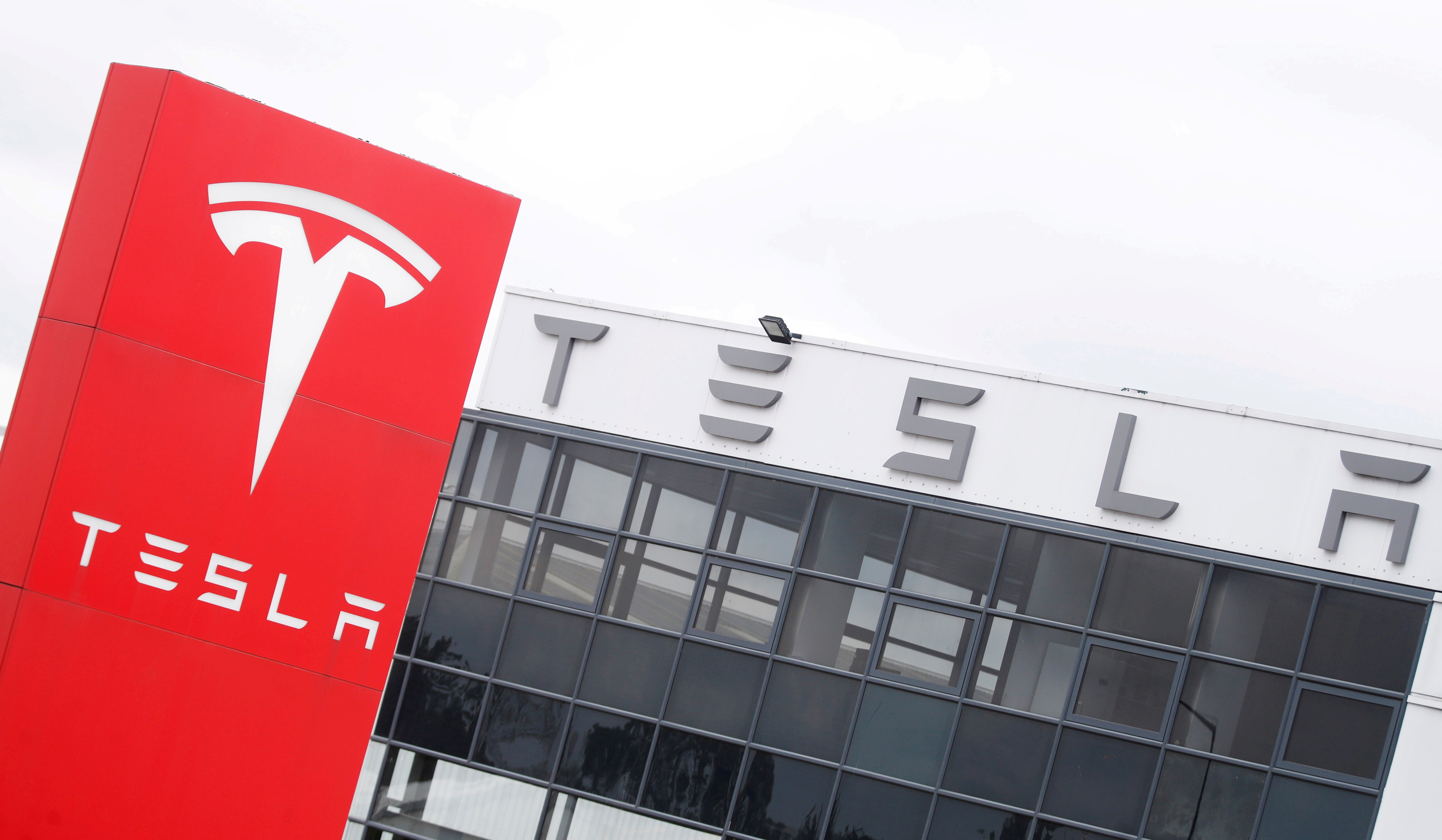 Tesla loses all the gains from 35% rally stoked by Hertz deal, broader ...