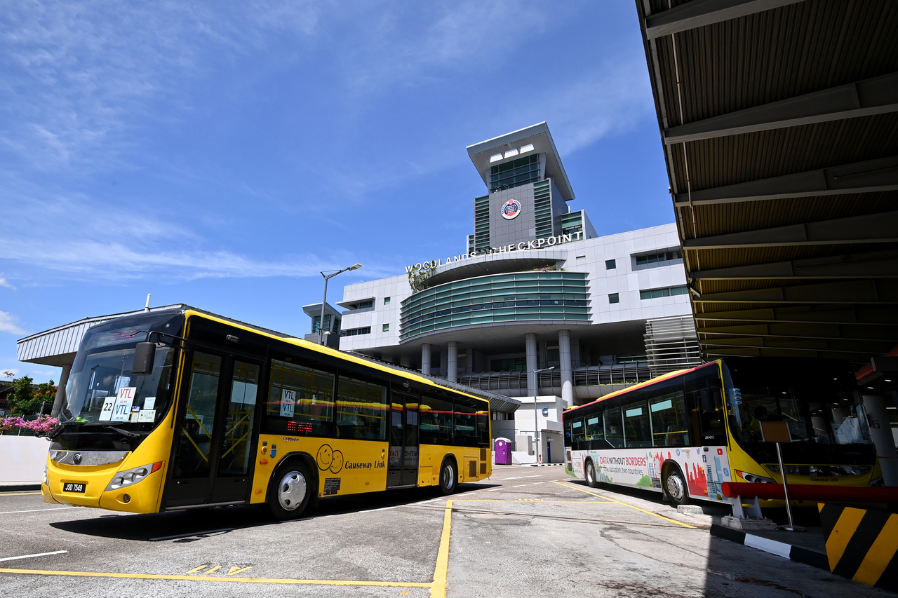 <p>ST20211129-202111872057-Lim Yaohui-aqvtl30/</p><p>VTL buses from Malaysia continuing their journey to Singapore after immigration clearance during first day of operations of the VTL (Land) at Woodlands Checkpoint on Nov 29, 2021.</p><p>Singapore-Mala