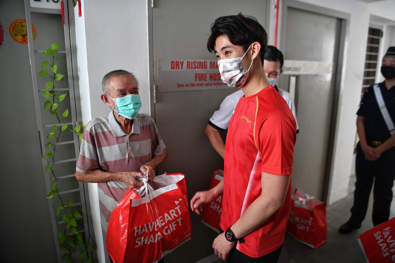 National shuttler Loh Kean Yew delivers food hampers to beneficiaries for the Boys’ Brigade Share-a-Gift, on Dec 23, 2021.