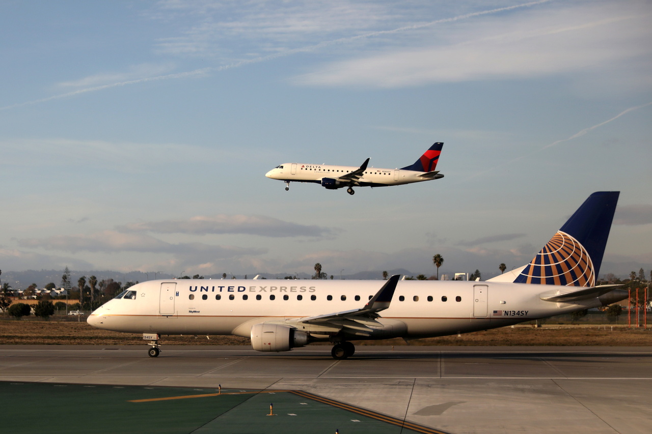 <p>A Delta Connection Embraer ERJ-175LR plane lands as a United Express Embraer ERJ-175LR plane waits to take off at LAX airport in Los Angeles, California U.S. January 10, 2018. REUTERS/Lucy Nicholson</p>