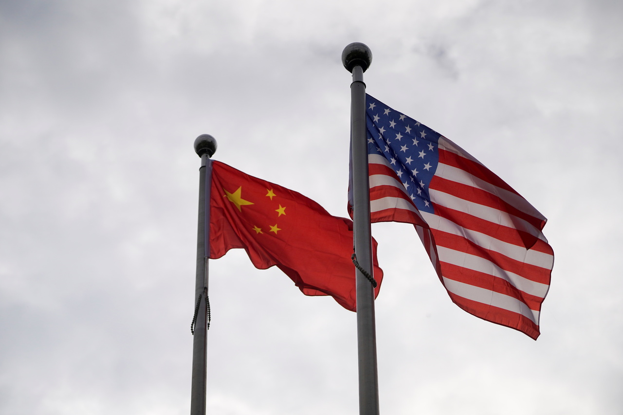 <p>Chinese and U.S. flags flutter outside a company building in Shanghai, China November 16, 2021. REUTERS/Aly Song</p>