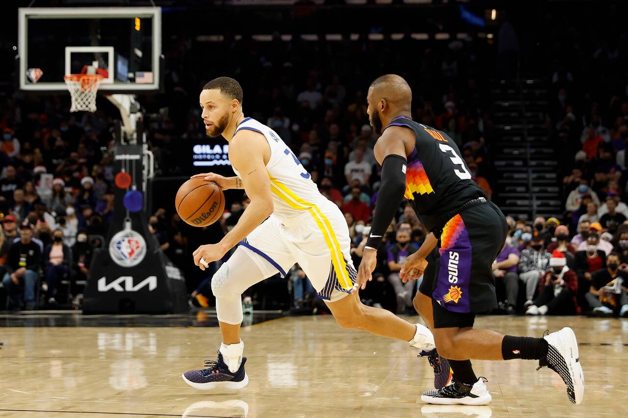 <p>PHOENIX, ARIZONA - DECEMBER 25: Stephen Curry #30 of the Golden State Warriors drives the ball past Chris Paul #3 of the Phoenix Suns during the first half of NBA game at Footprint Center on December 25, 2021 in Phoenix, Arizona. NOTE TO USER: User exp