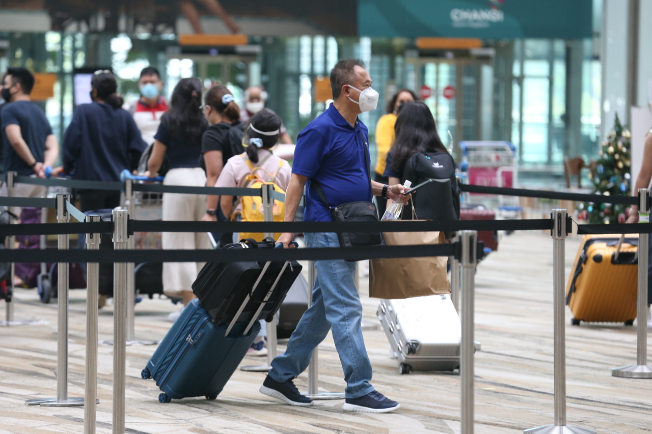 ST20211215_202147718829 / pixgeneric / Samuel Ang / Generic pictures of people checking in/travelling at Changi Airport. Can be used for articles about travelling, Vaccinated Travel Lanes, Omicron Variant,