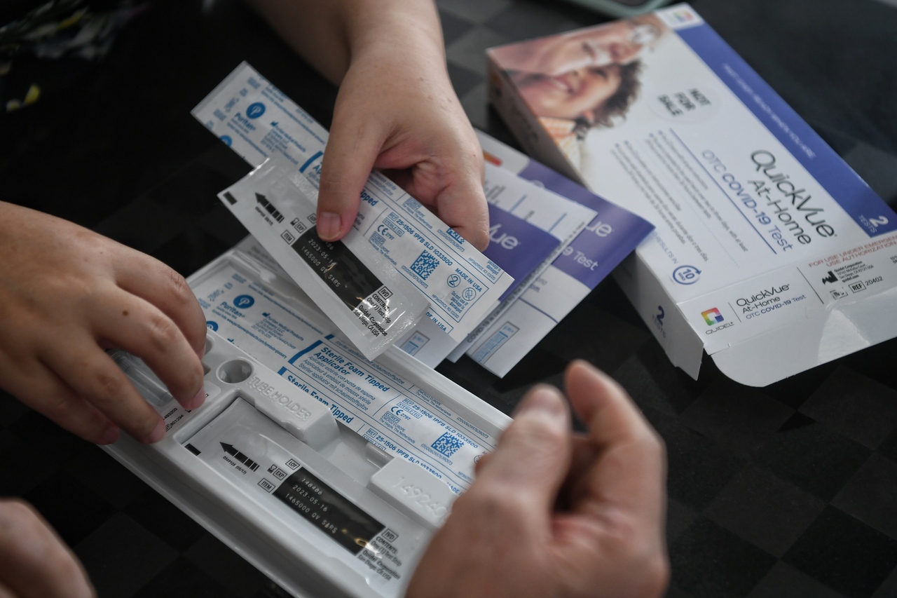 <p>A staff from the Health Promotion Board (HPB) explaining how to use the antigen rapid test (ART) self-test kit at the void deck of Block 119, Bukit Merah View on 26 June 2021.</p>