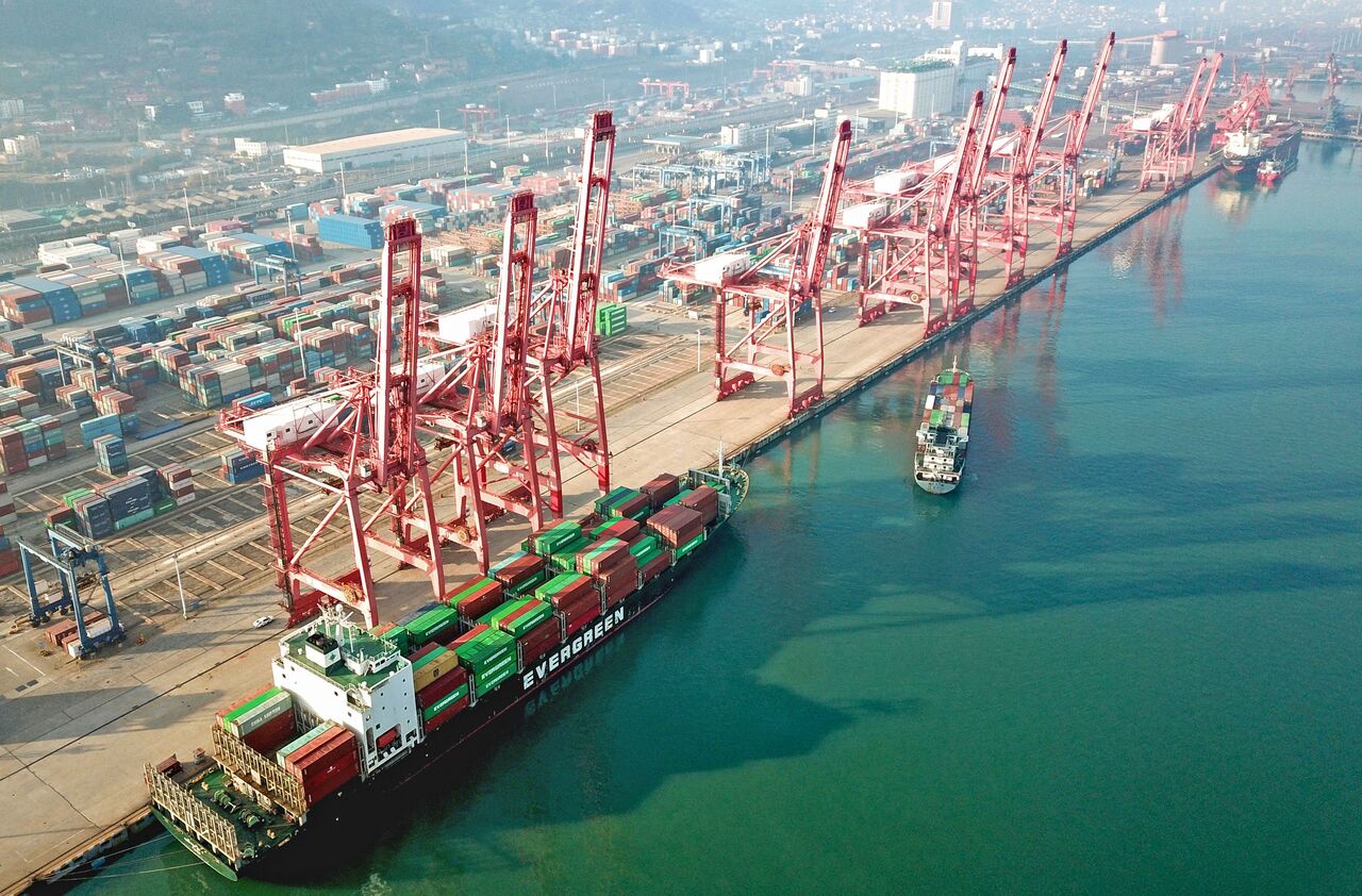 <p>This aerial photo taken on December 7, 2021 shows gantry cranes for loading containers onto cargo ships at a port in Lianyungang in China's eastern Jiangsu province. (Photo by AFP) / China OUT</p>