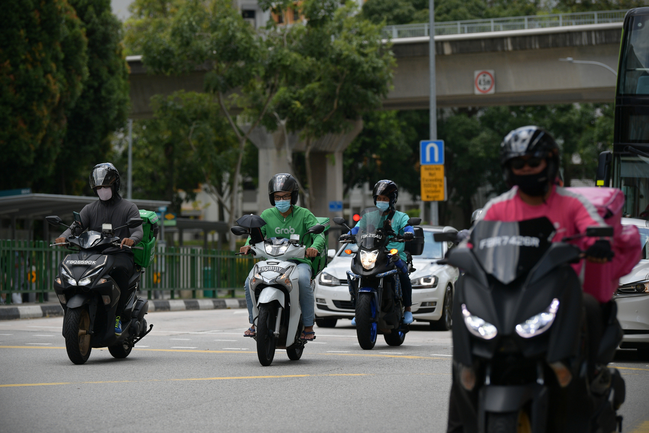 <p>pixdelivery/ST20211006_202128885347/Ng Sor Luan/Delivery riders during lunch time in Bt. Panjang on Oct 6, 2021.</p><p/><p>Generic photos of food delivery riders. News has a story on food delivery and how people can't get their food because their ord