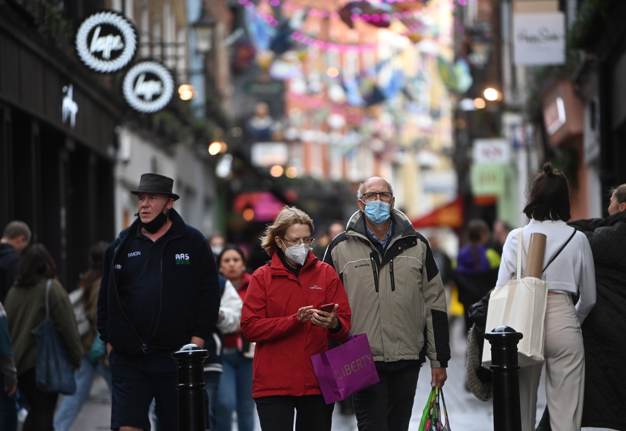 <p>epa09659790 Shoppers on Carnaby Street in London, Britain, 29 December 2021. British Prime Minster Boris Johnson has said the vaccination campaign has allowed England to maintain its current level of coronavirus controls and people should enjoy New Yea