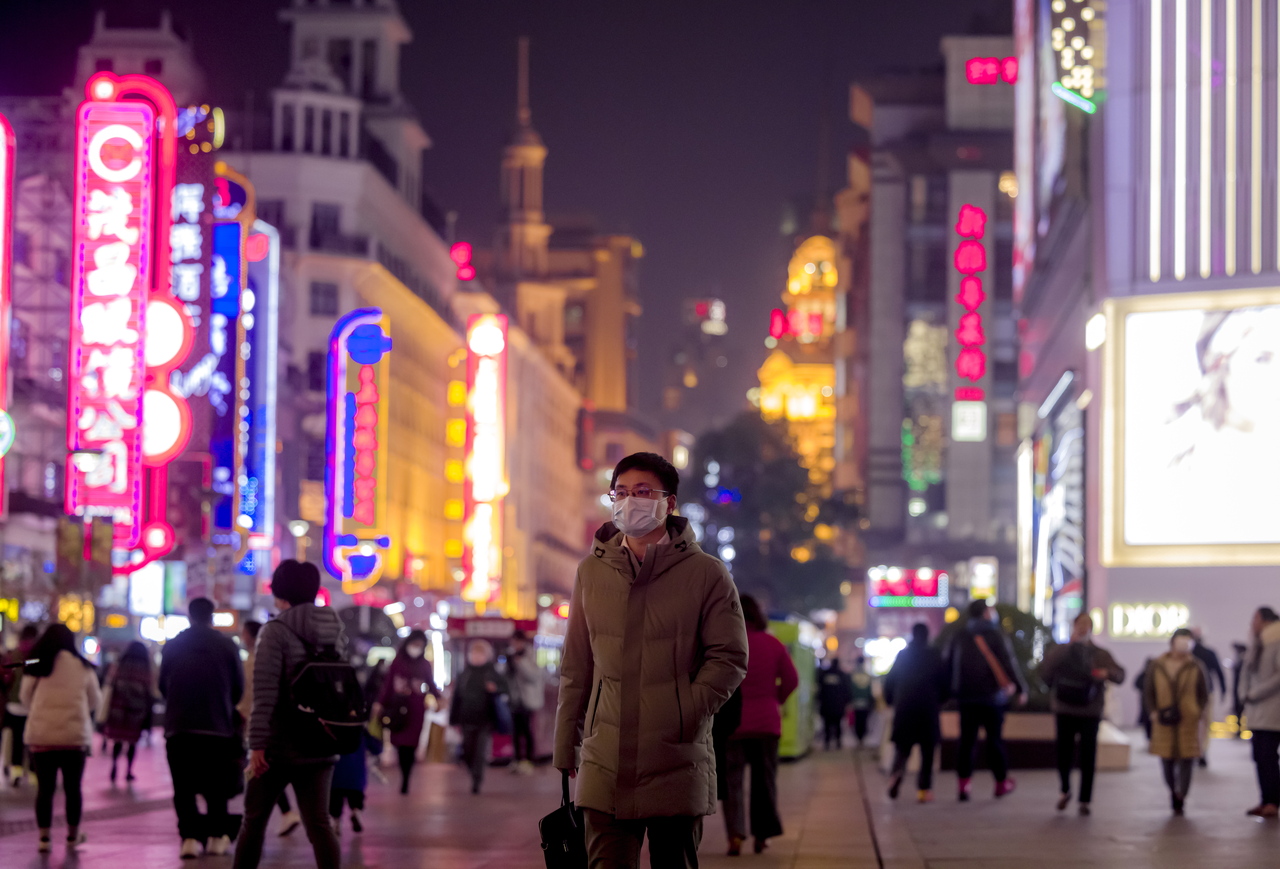 <p>epa09660624 A man walks in the main shopping area in Shanghai, China, 30 December 2021. On 30 December, the Shanghai Health Commission reported 17 imported COVID-19 cases and one local asymptomatic infection. China reported 156 new locally transmitted 