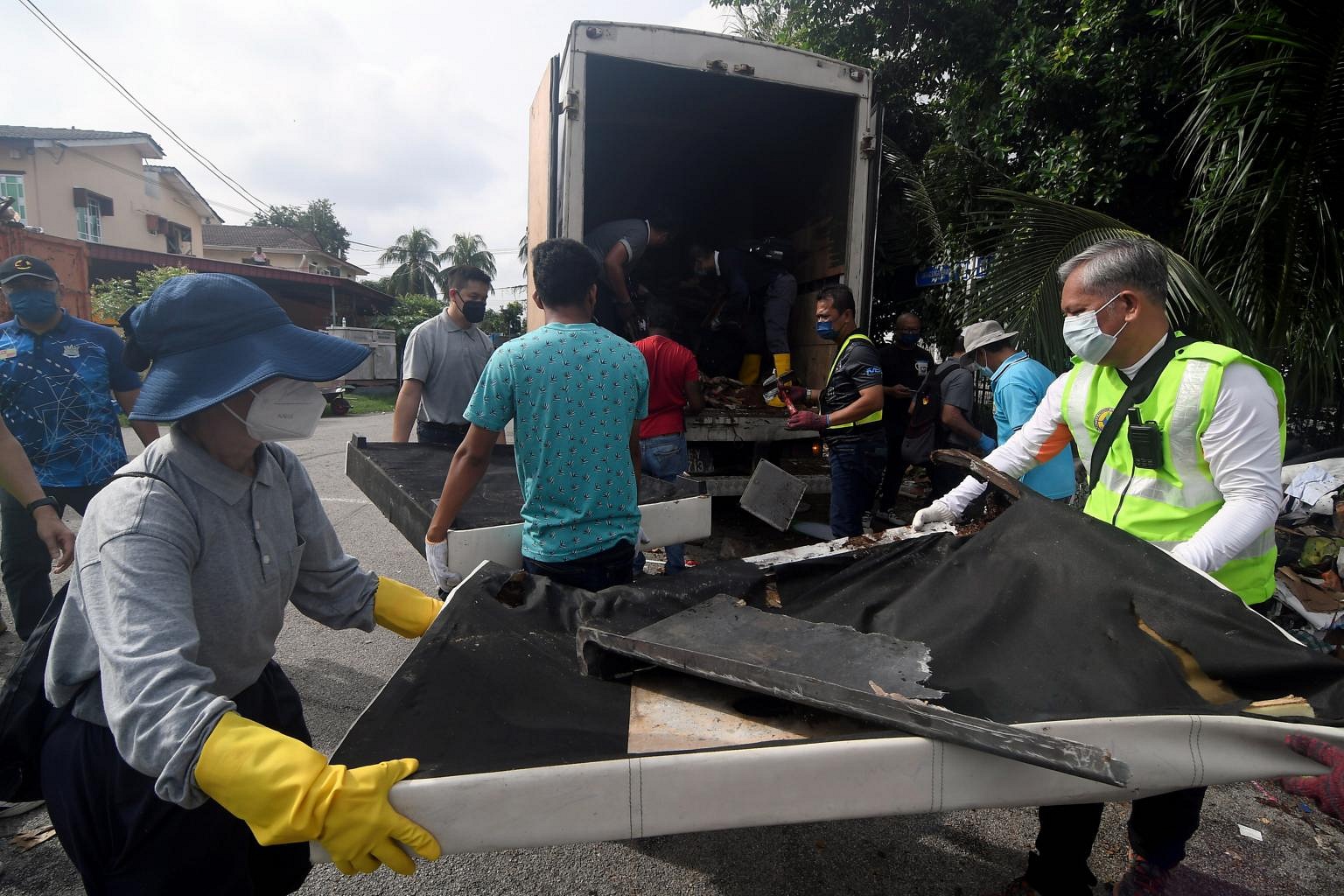 Heavy rain causes floods in seven Malaysian states; more people 