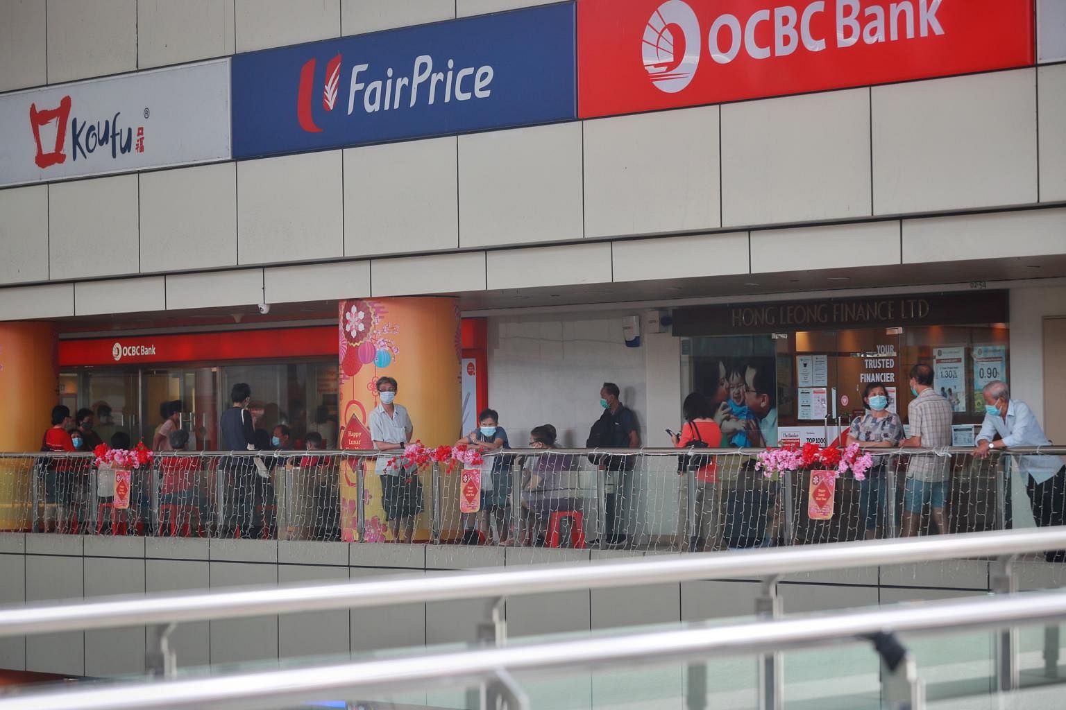 Long queues at banks, pop-up ATMs for new Chinese New Year notes | The