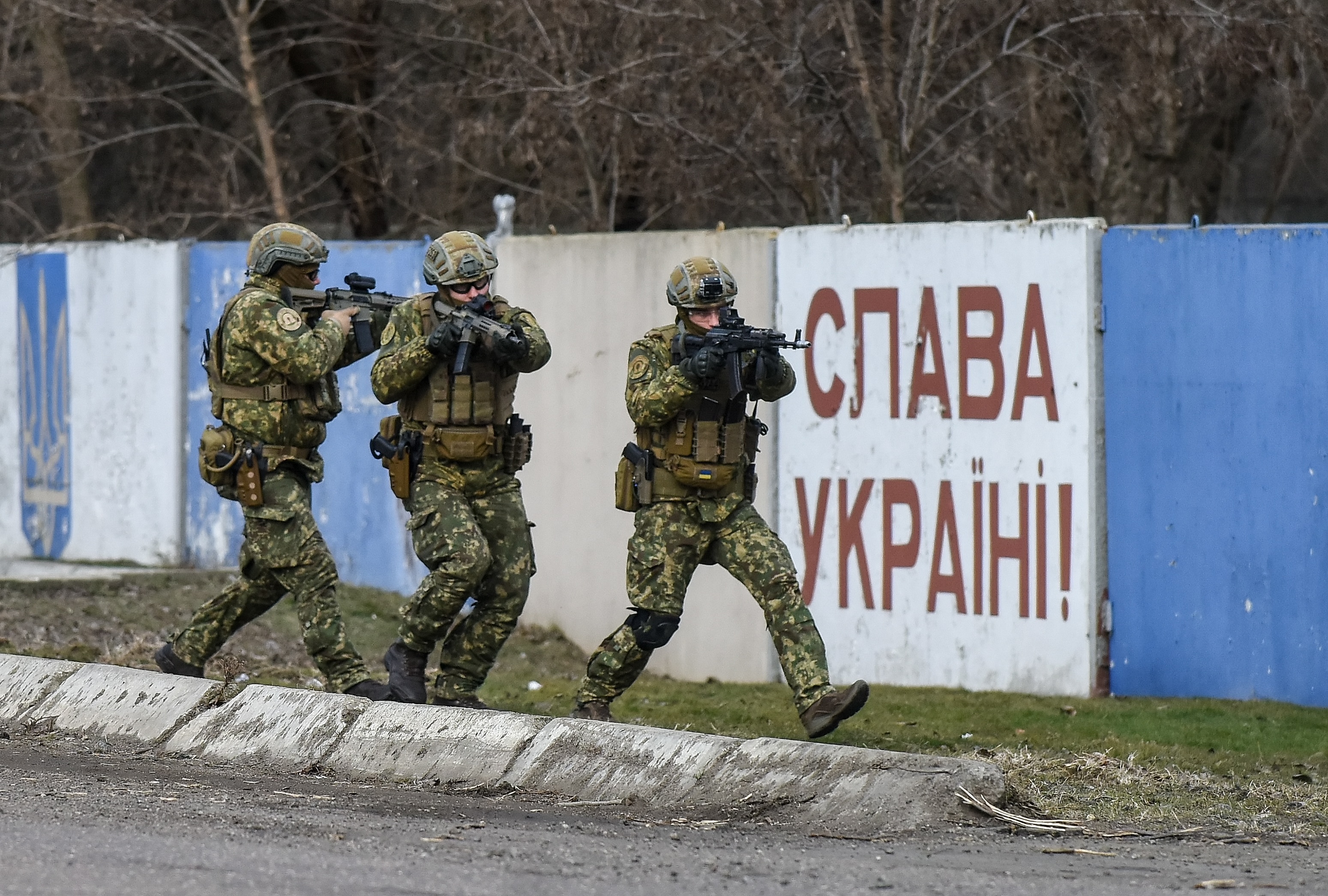 Около украины. Украина войска на Крым. Военная часть под Киевом. Россия vs Украина война. Десант в Василькове.