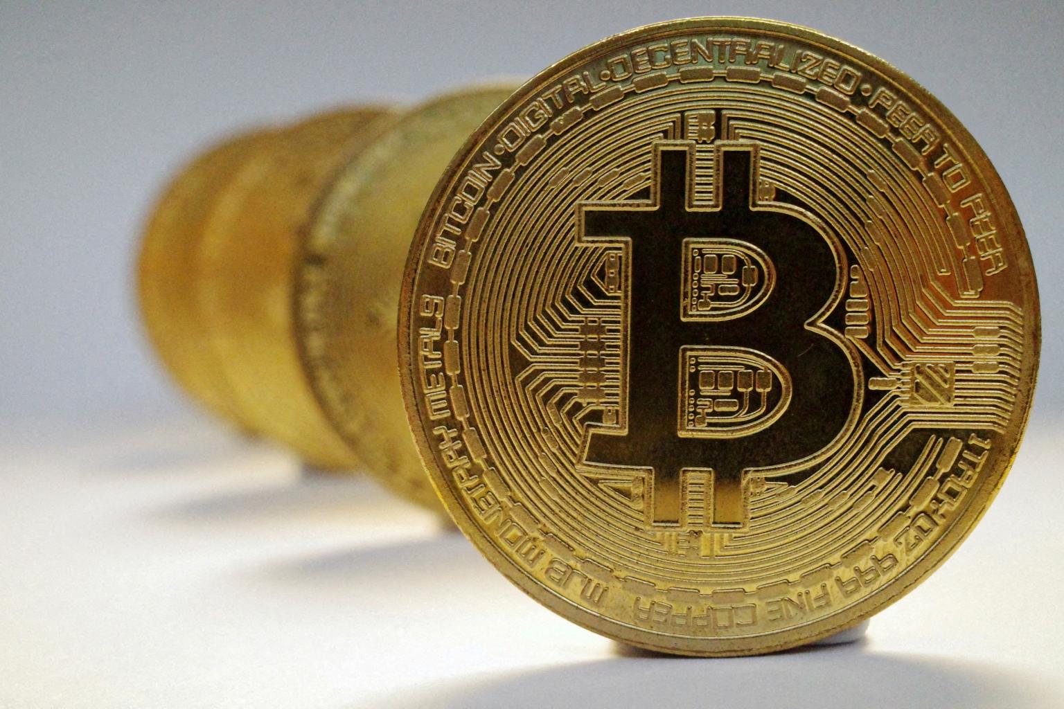 Bitcoin extends dip below US$40,000 as Ukraine tensions boost gold | The  Straits Times