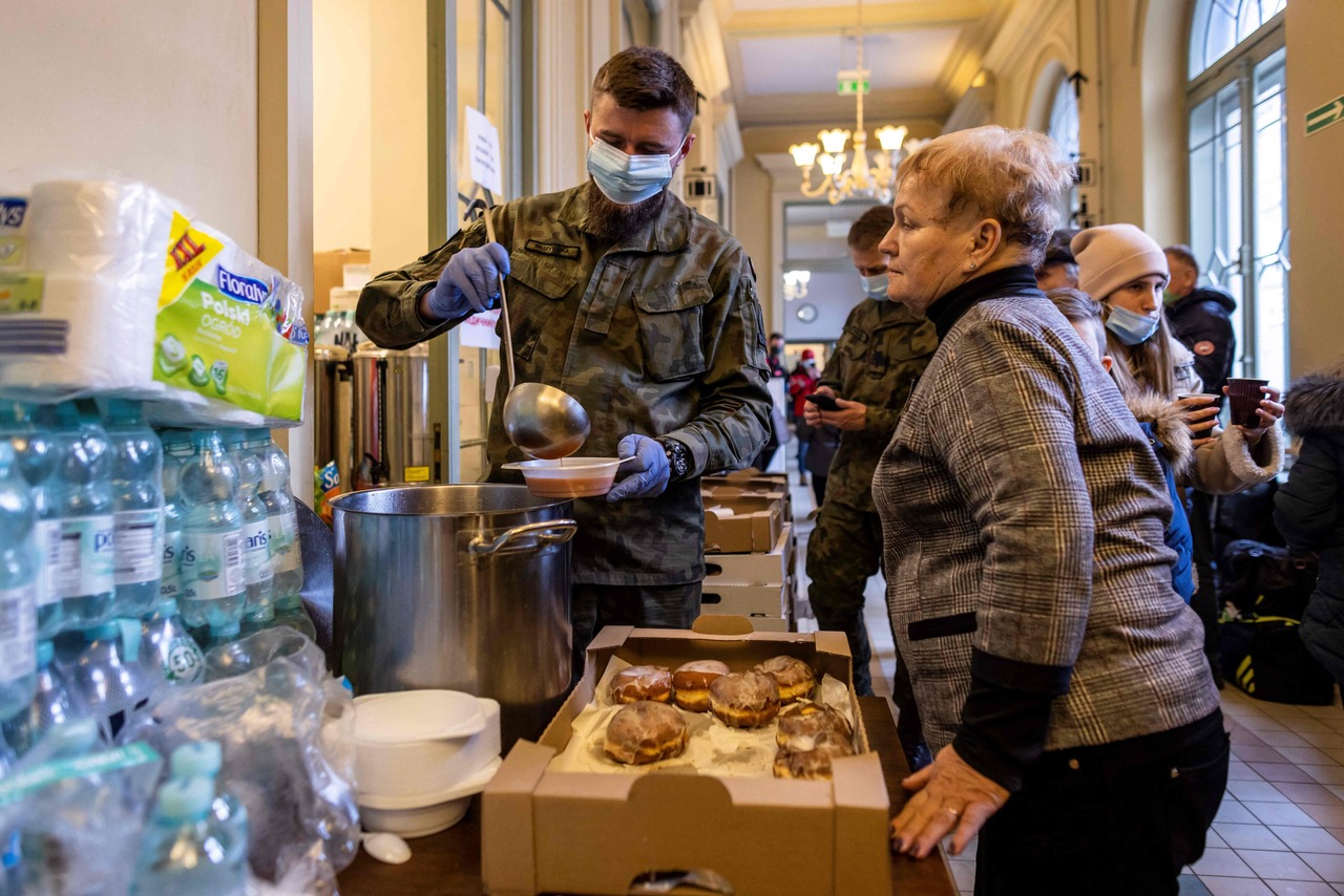 Ukrainian refugees flood Poland where warm soup and solidarity await