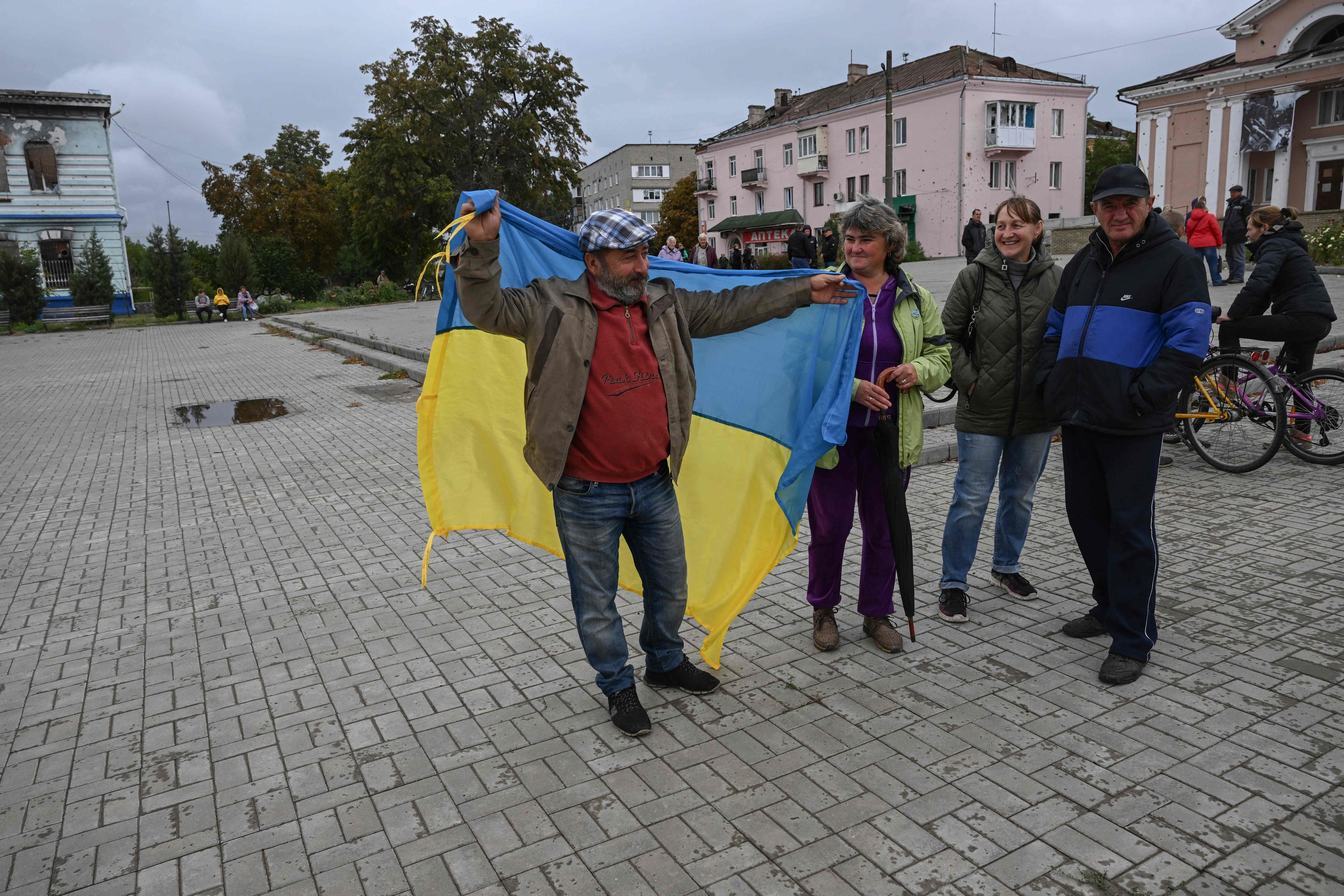 Украинцев призывают. Украинцы. Россияне и украинцы. Дом с украинским флагом. Флаг России и Украины.