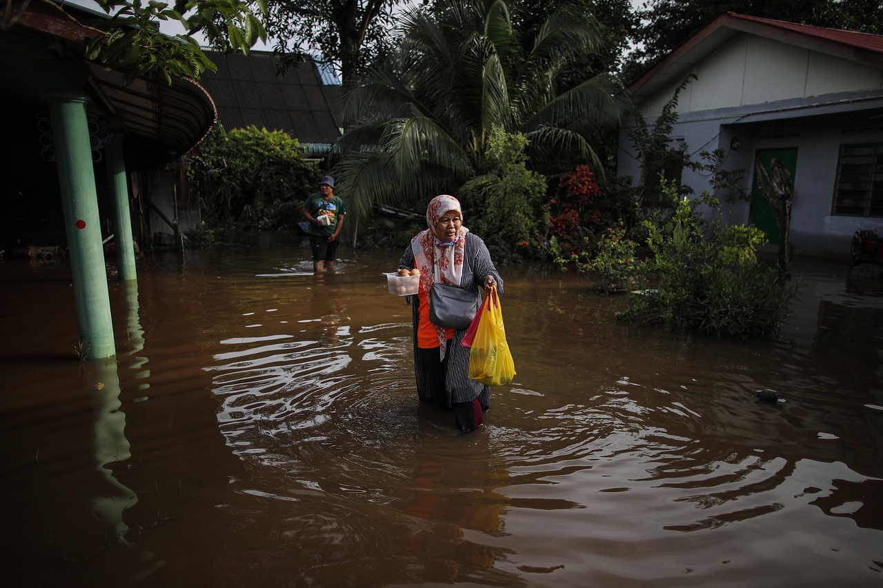 Malaysia Edition: Election Rallies Heat Up | Floods Disrupt Hustings ...