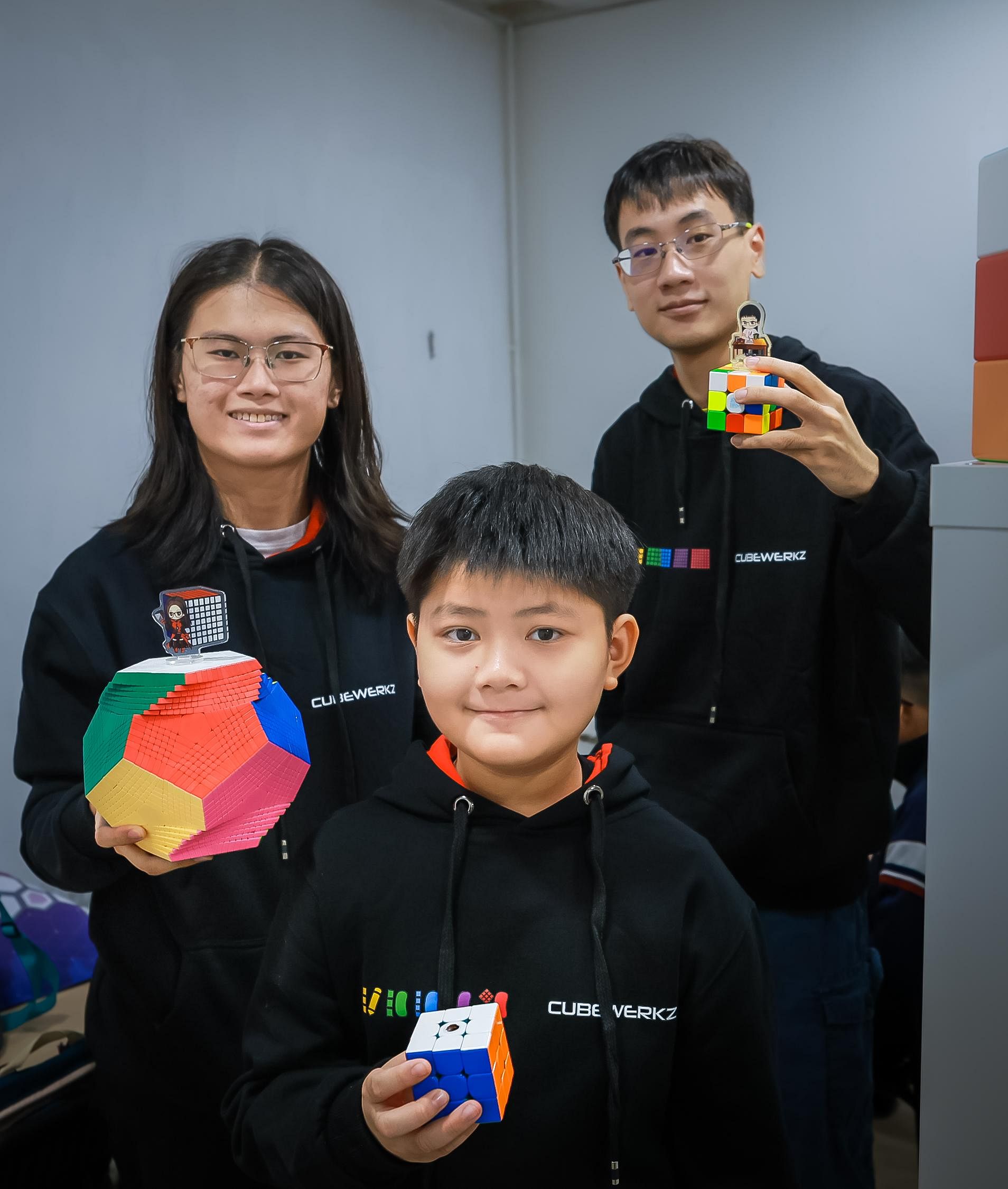 How does a WCA Rubik's Cube competition work?, Multimedia