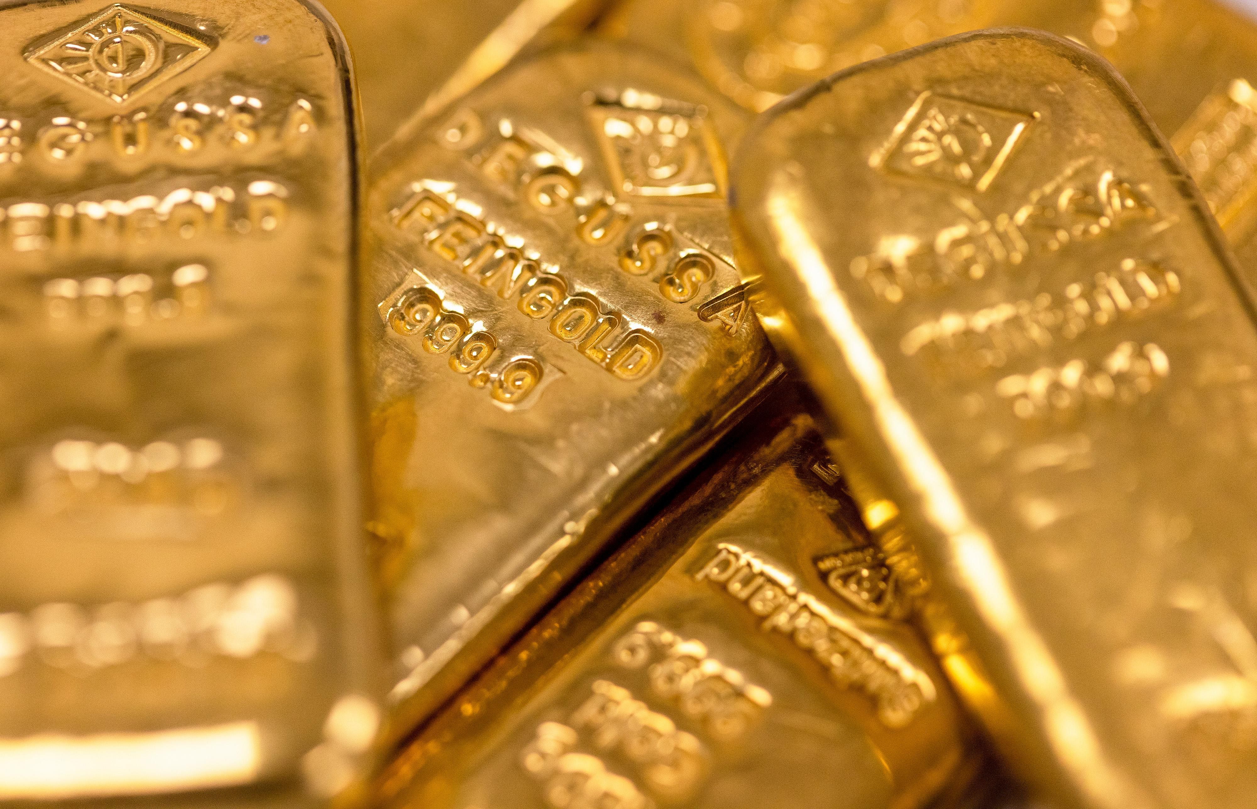 Включи золотая есть. Золото и серебро. Золотовалютные резервы. Инвестиции в золото. Золото в банке.