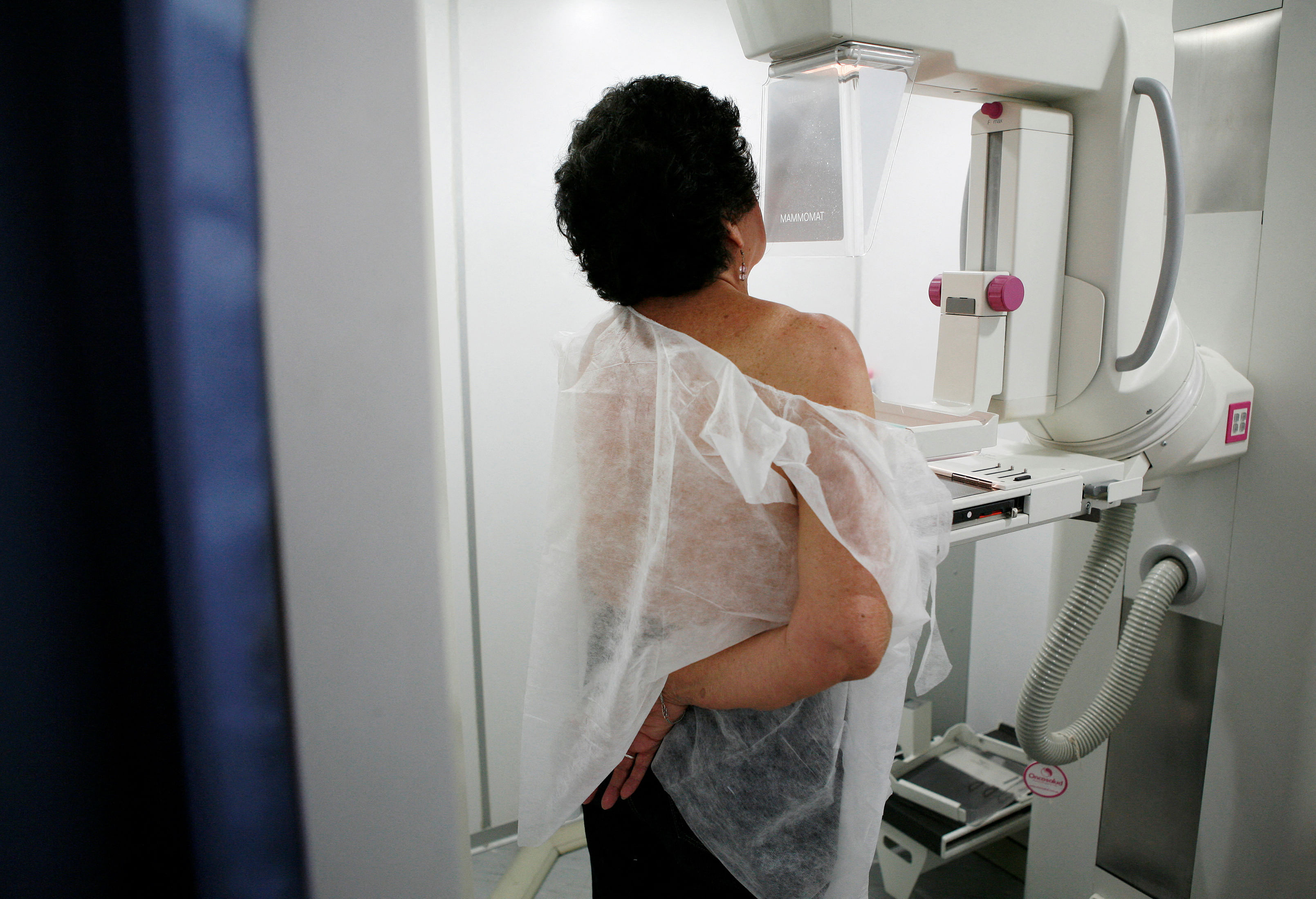 Пройти маммографию платно. Маммография. Маммография молочных желез. Как делают маммографию фото. Маммография как делается.