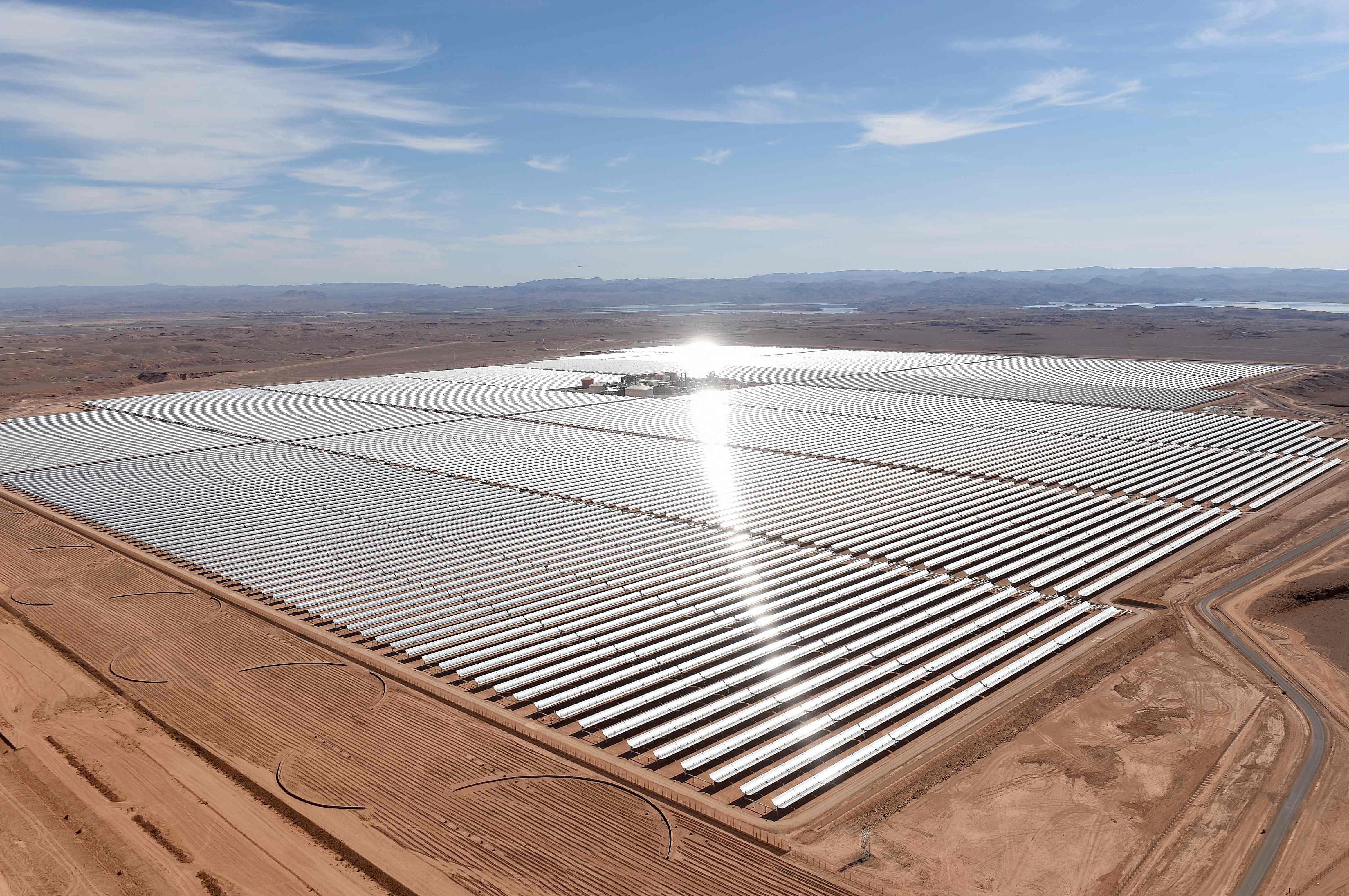 Самый большой объект солнечной. Уарзазат Солнечная электростанция. Солнечная электростанция Нур в Марокко. Марокко Солнечная электростанция Варзазат. Батагай Солнечная электростанция.