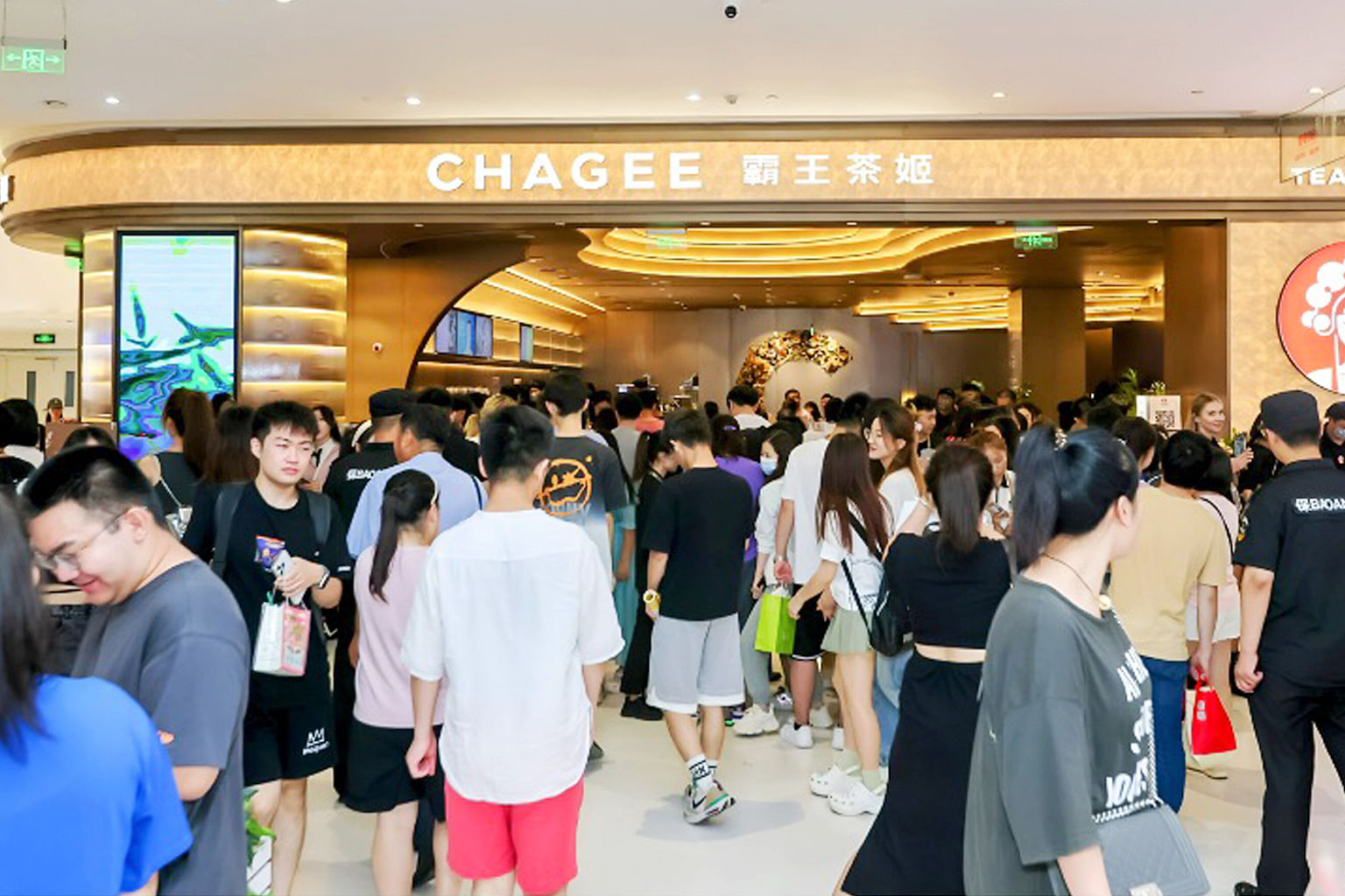 Crowds at Chagee Beijing store opening